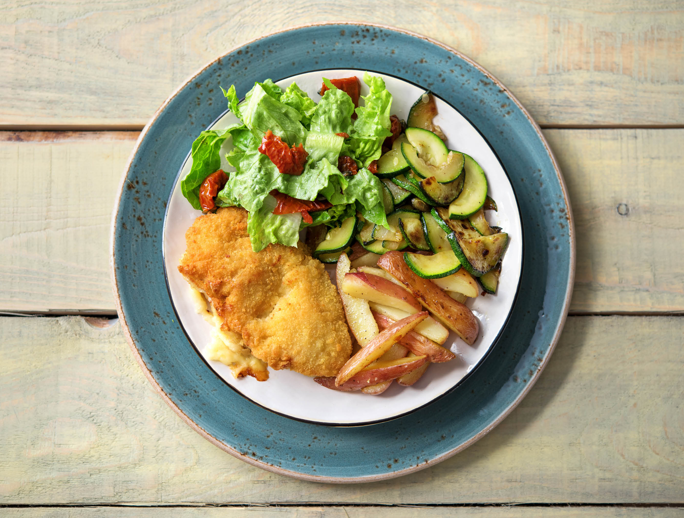Cordon-bleu aux champignons, salade et pommes de terre