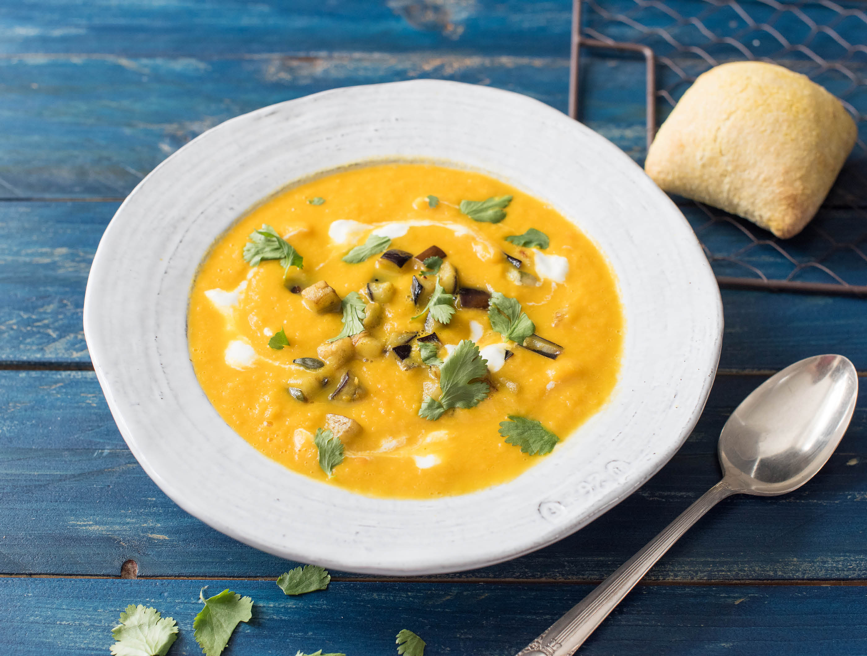Potage au fenouil et à la carotte, nappé d’aubergine et de coriandre