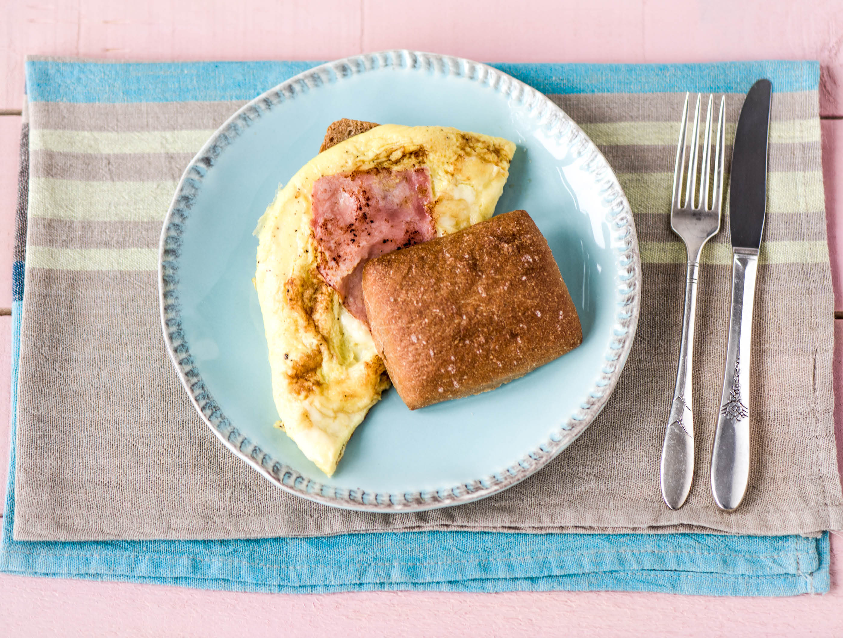 Ciabatta croustillante avec omelette jambon/fromage
