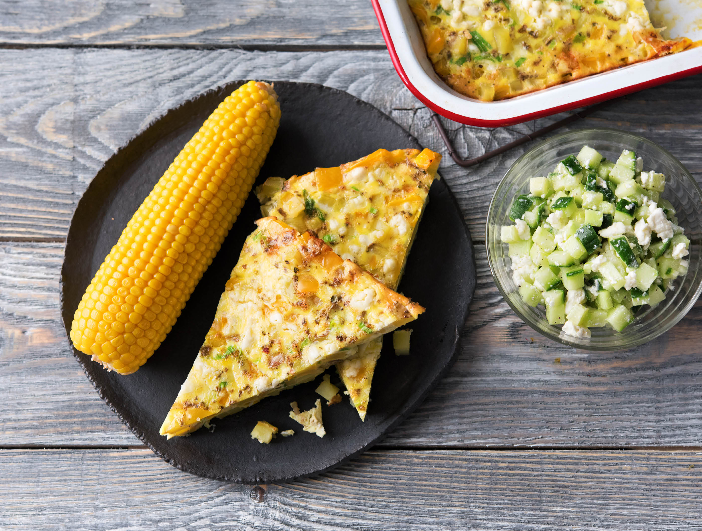 Tortilla de pommes de terre au poivron et à la feta avec son épi de maïs