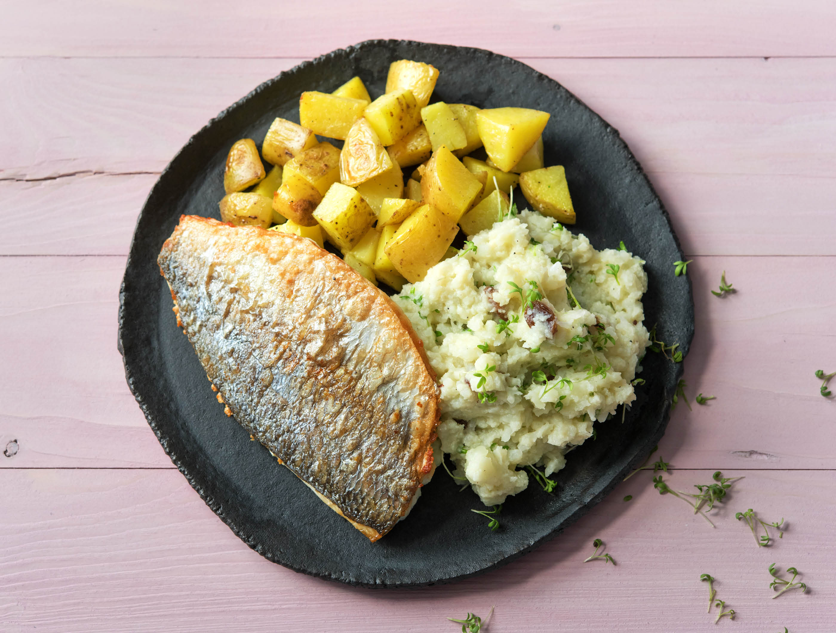 Dorade aux pommes de terre au four et à la purée de chou-fleur