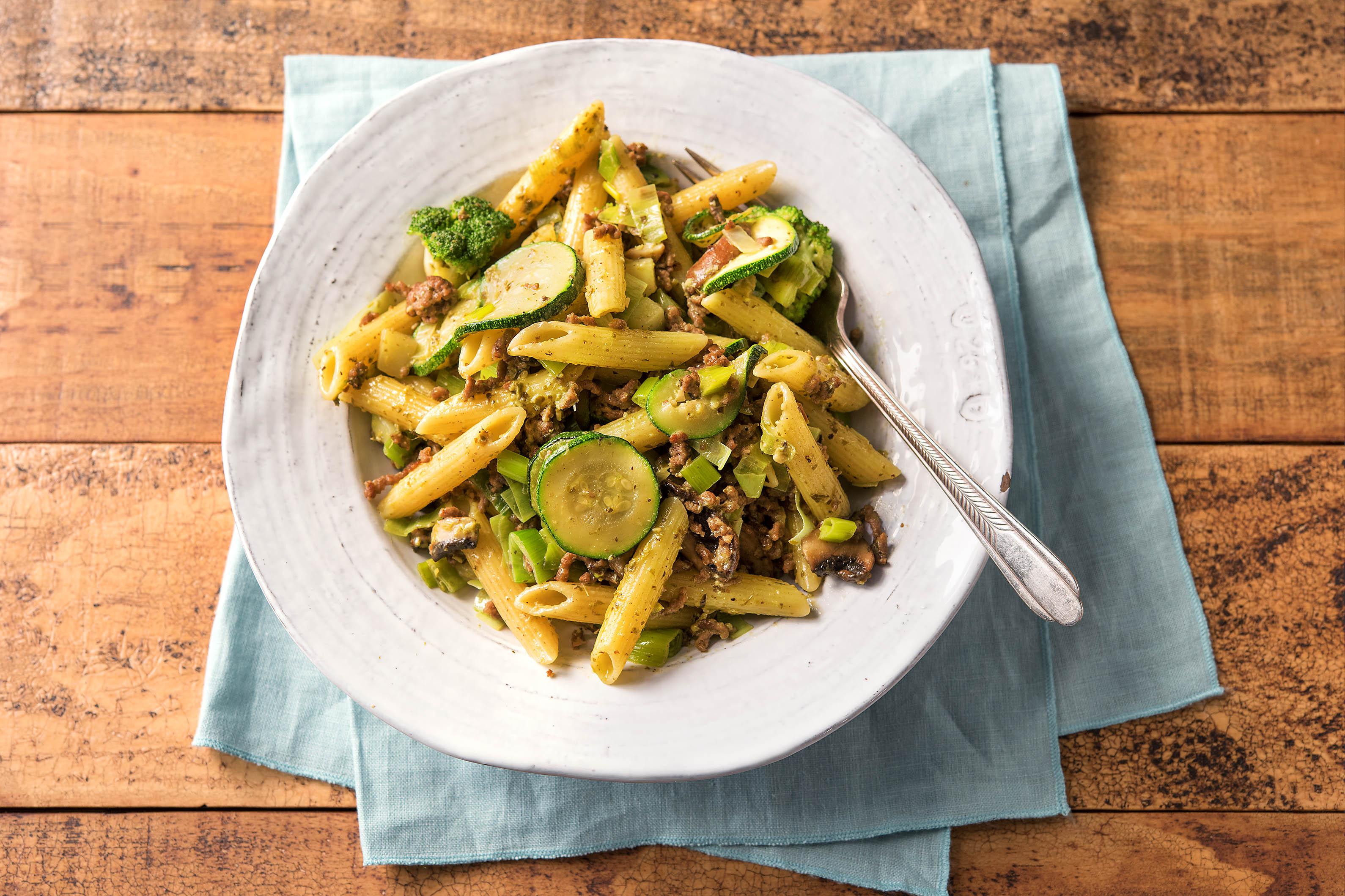 Penne sur le pouce au haché de bœuf, aux légumes et au pesto