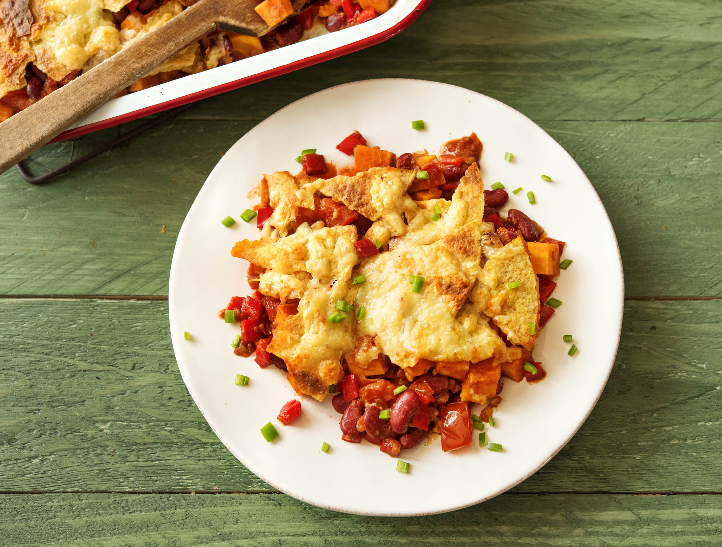 Plat mexicain cuit au four accompagné de haricots rouges et de cheddar