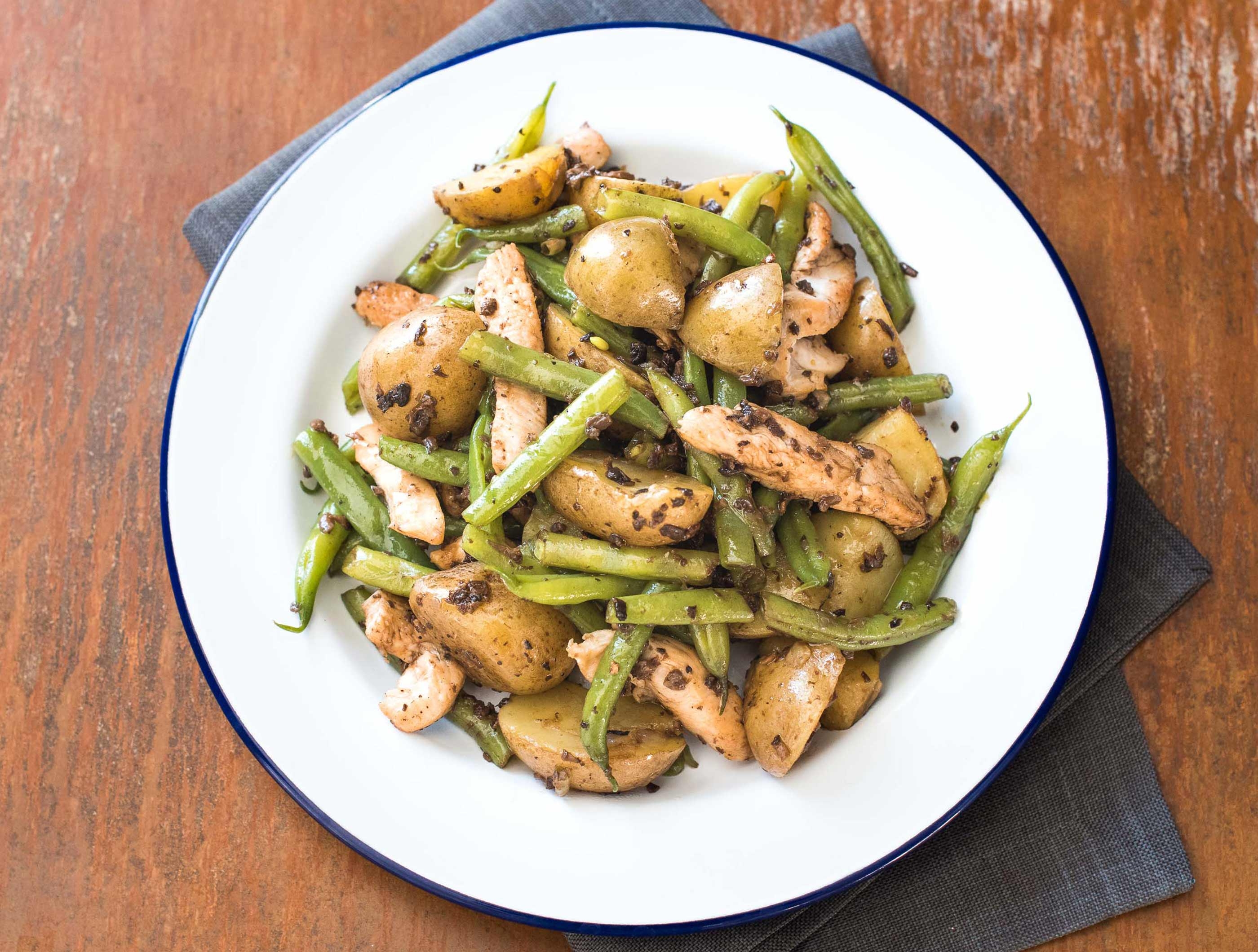 Morceaux de cuisse de poulet aux grenailles et pesto de champignons des bois