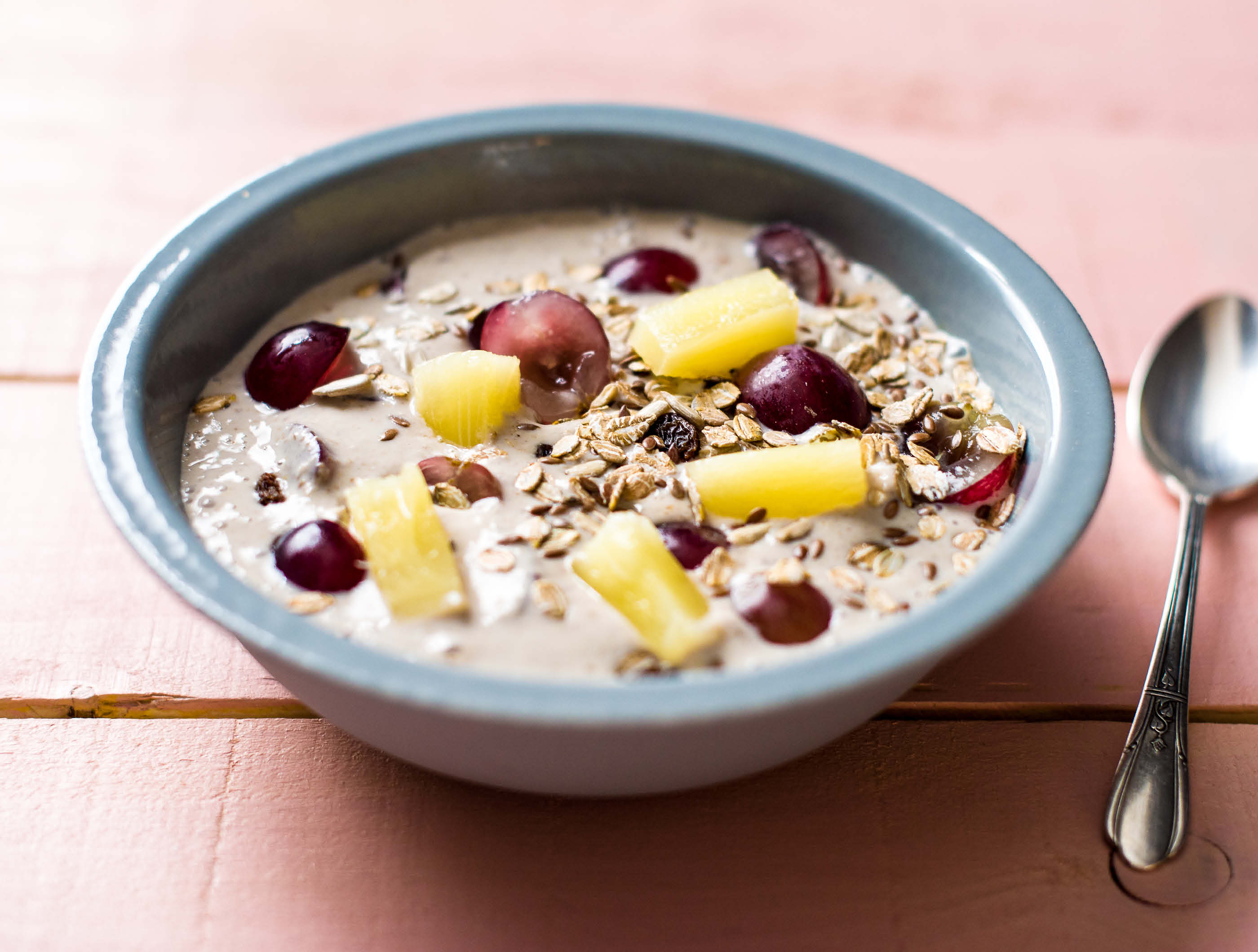 Smoothie au yaourt de lait entier, aux raisins rouges et au muesli