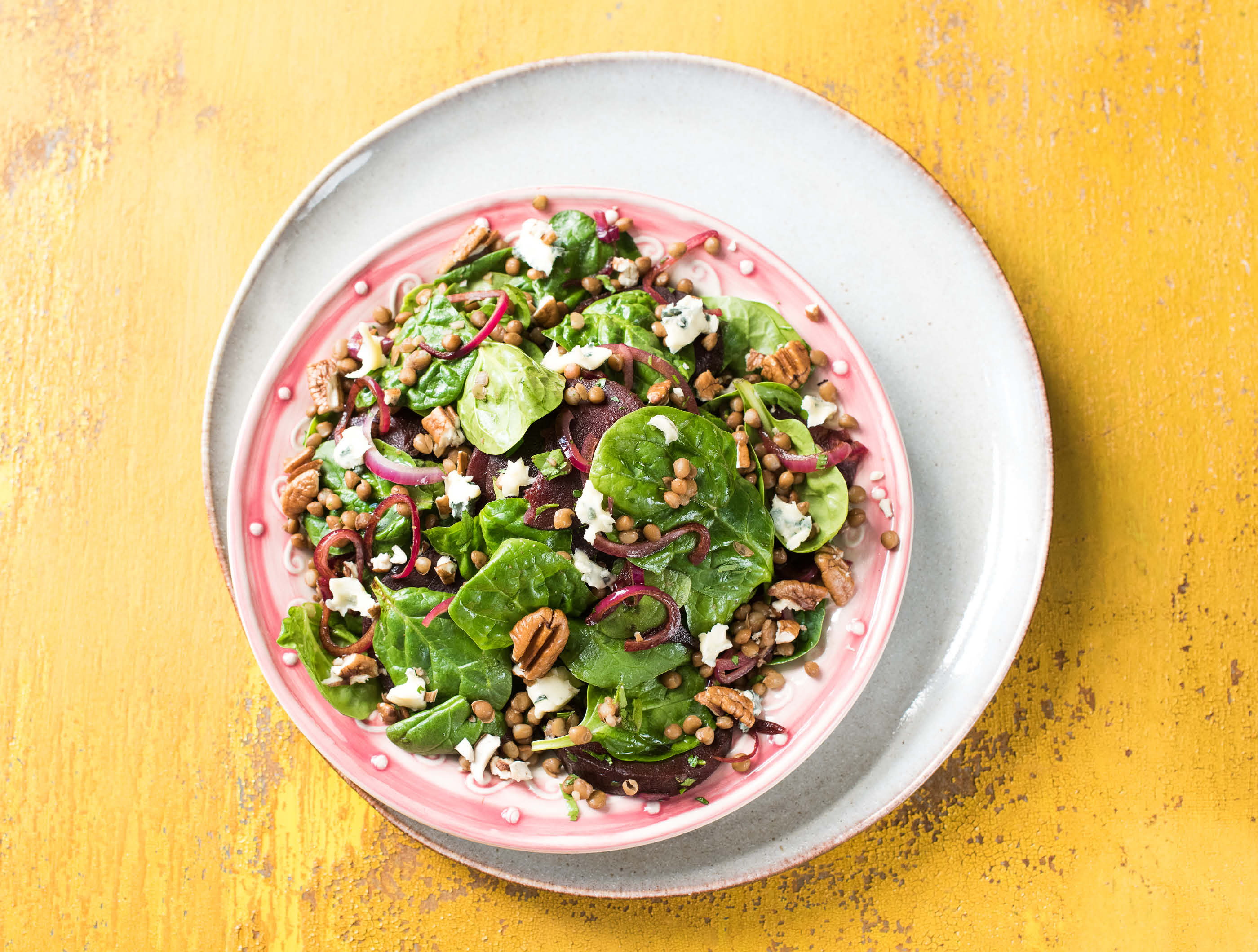 Salade de lentilles aux épinards, betteraves, fromage bleu et noix de pécan