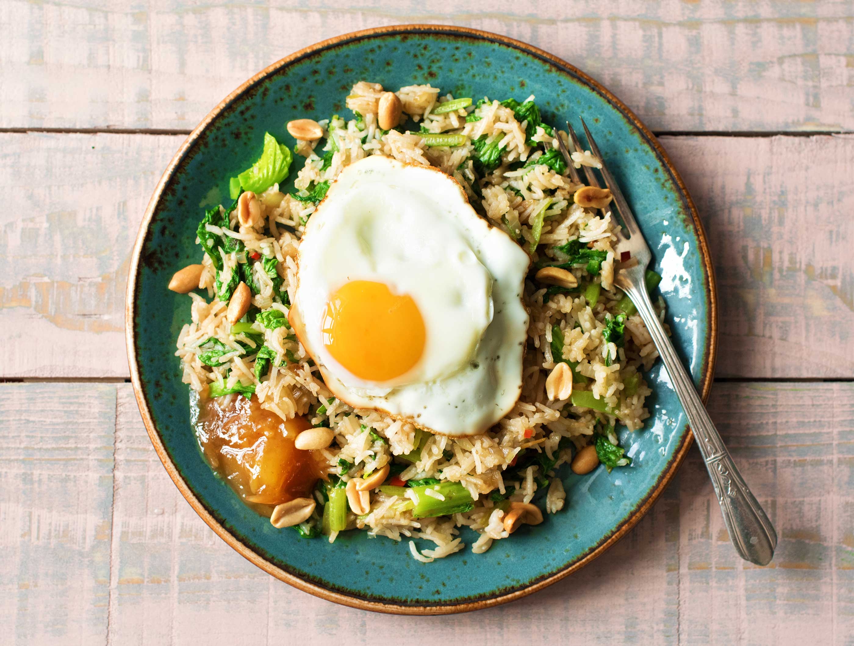 Riz basmati aux épinards, au chutney de mangue et aux cacahuètes avec un œuf au plat