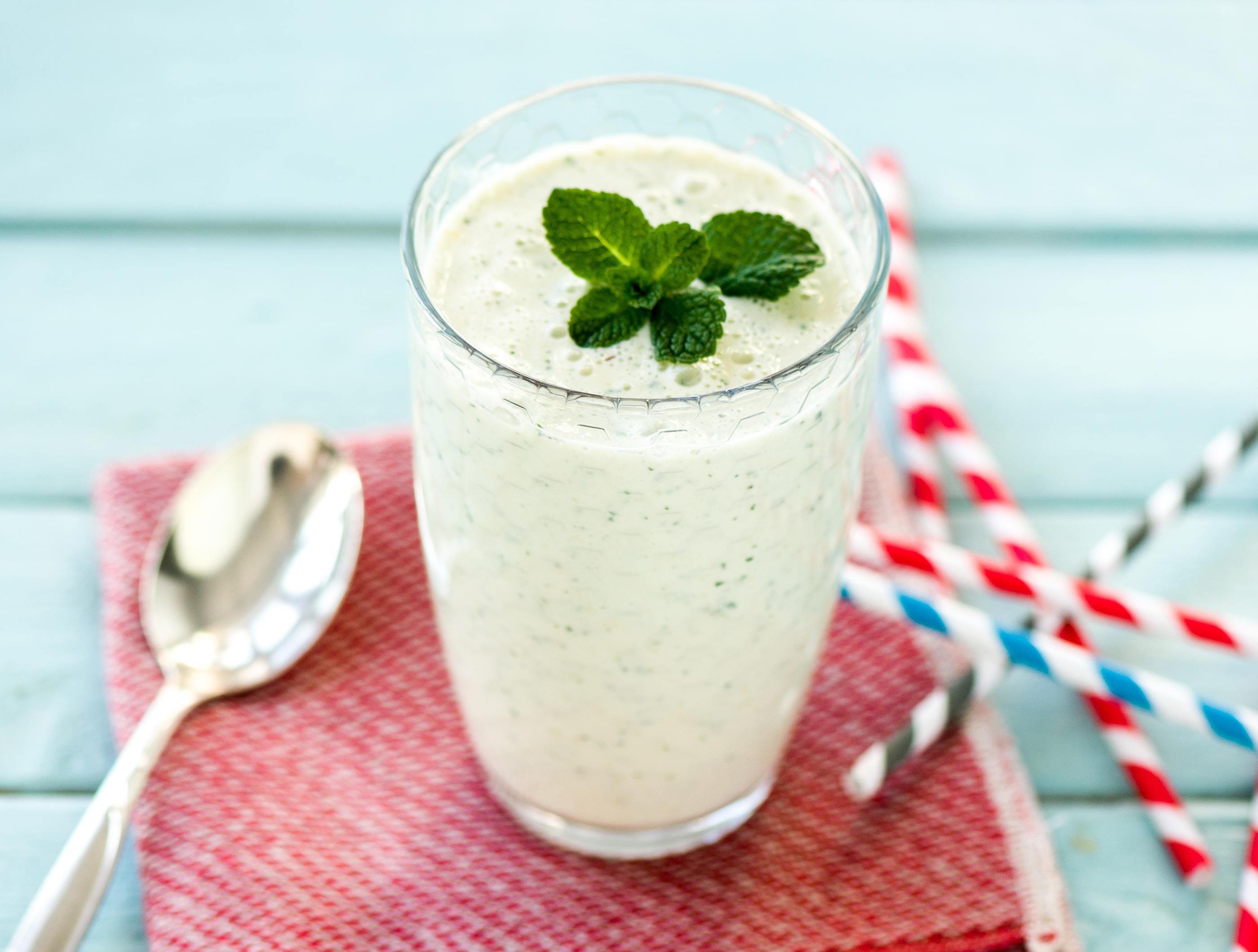 Smoothie frais à la poire et au citron vert avec menthe fraîche