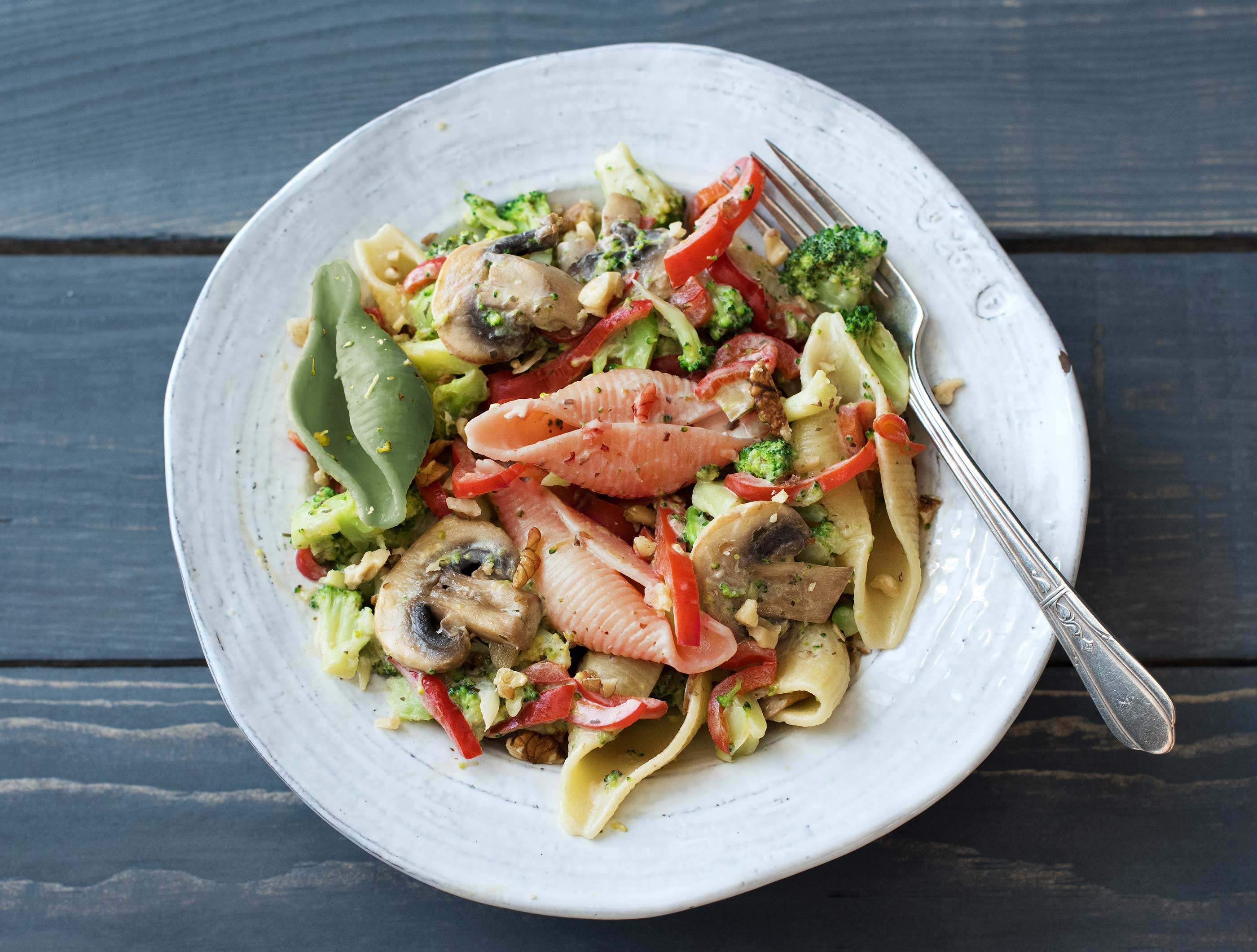 Conchiglie aux légumes, fromage frais aux fines herbes et noix de pécan