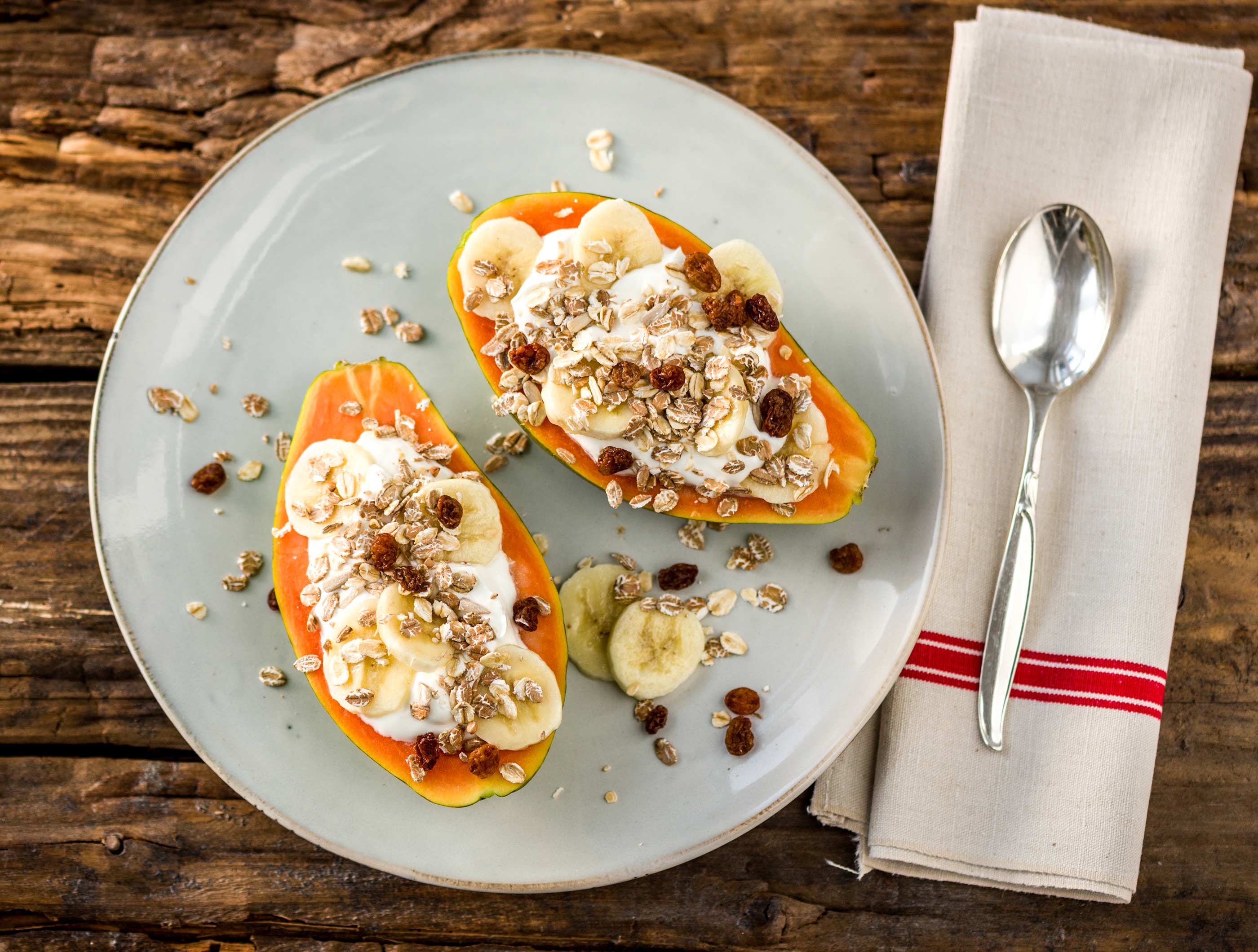 Papaye au yaourt grec et au granola