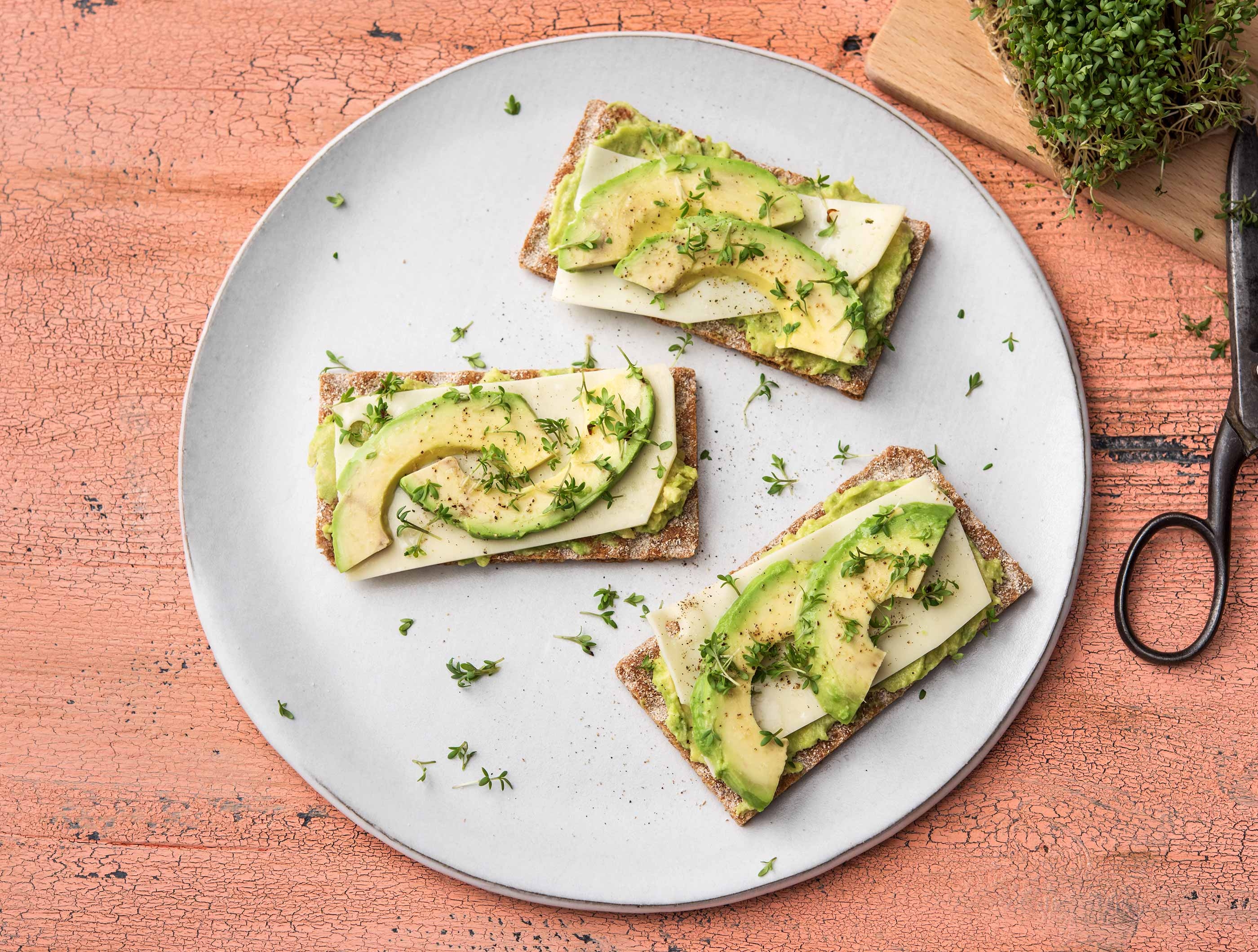 Crackers à l’avocat, au cresson et au fromage au cumin