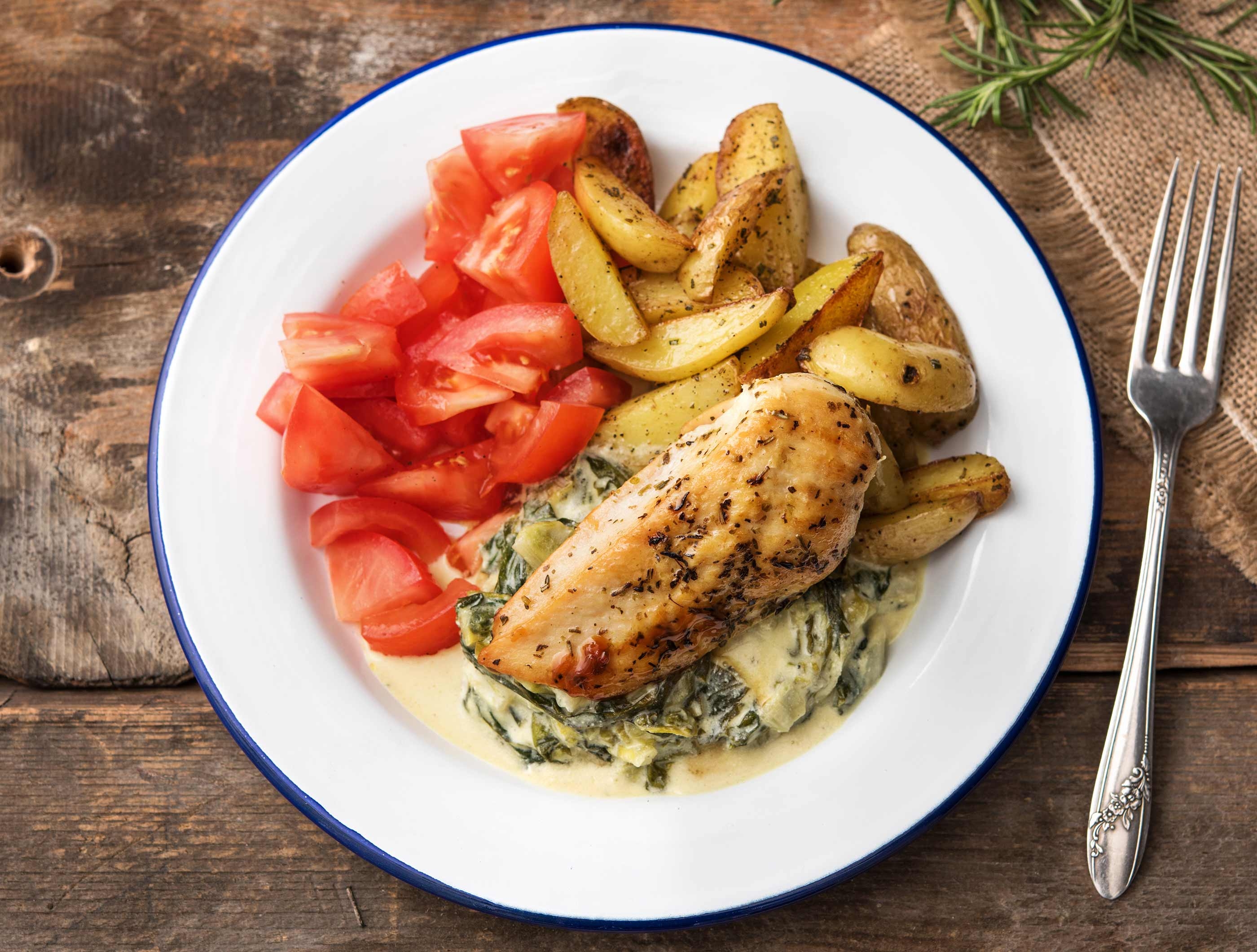 Pommes de terre au romarin, filet de poulet à la méditerranéenne, chicorée frisée à la crème