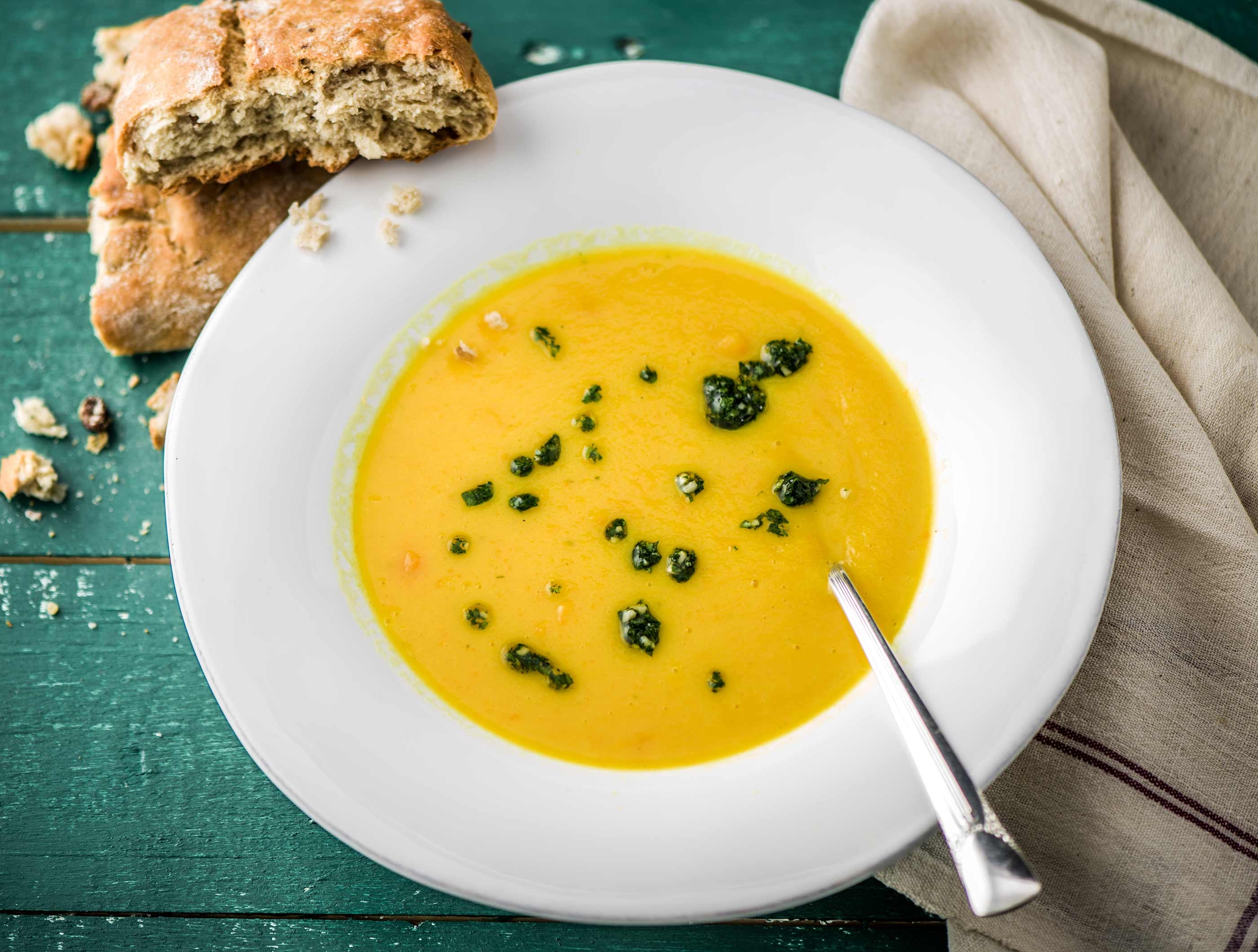 Soupe à la carotte et au panais, pain aux noix et aux raisins sec