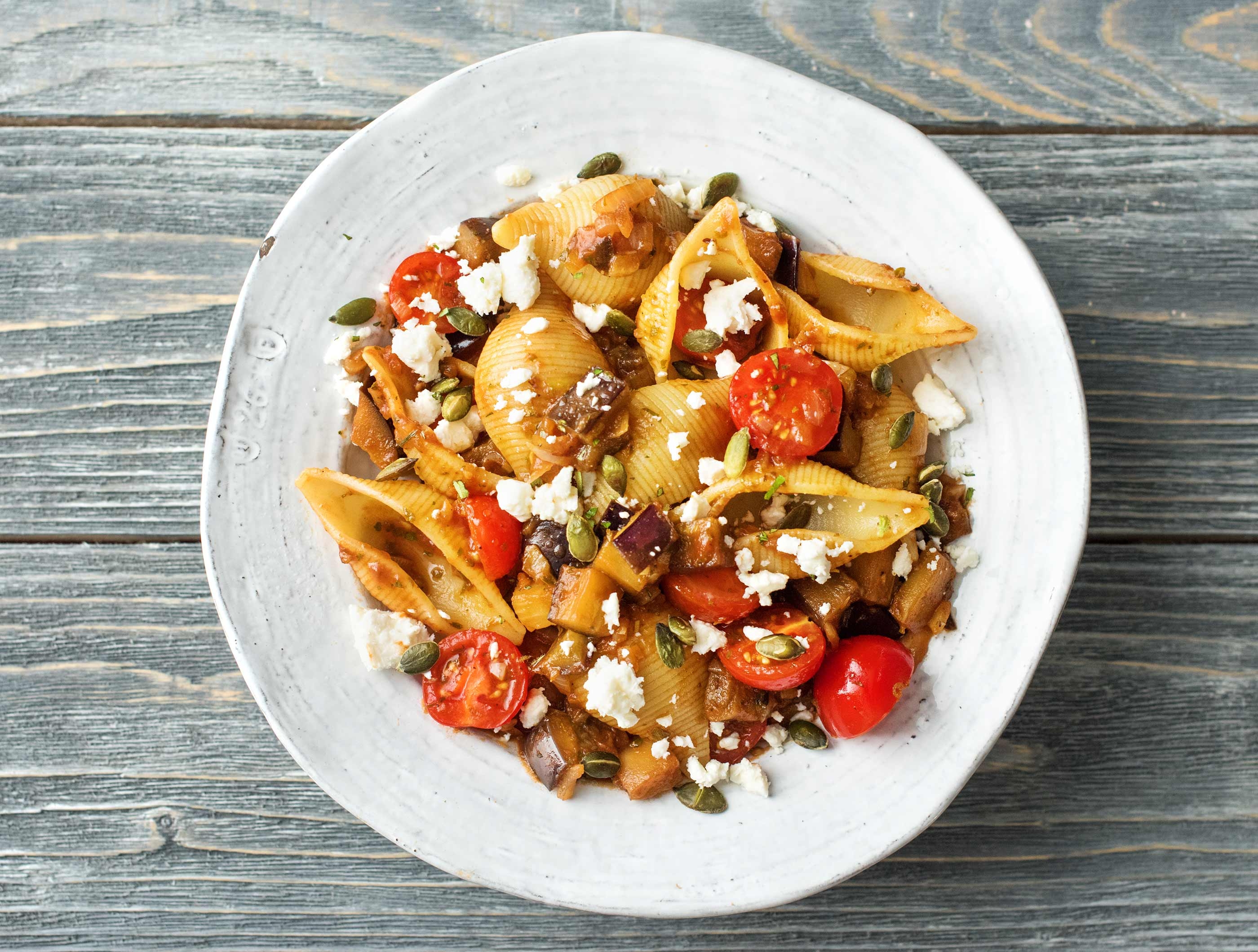 Conchiglie à la sauce de tomates cerises, feta et graines de courge