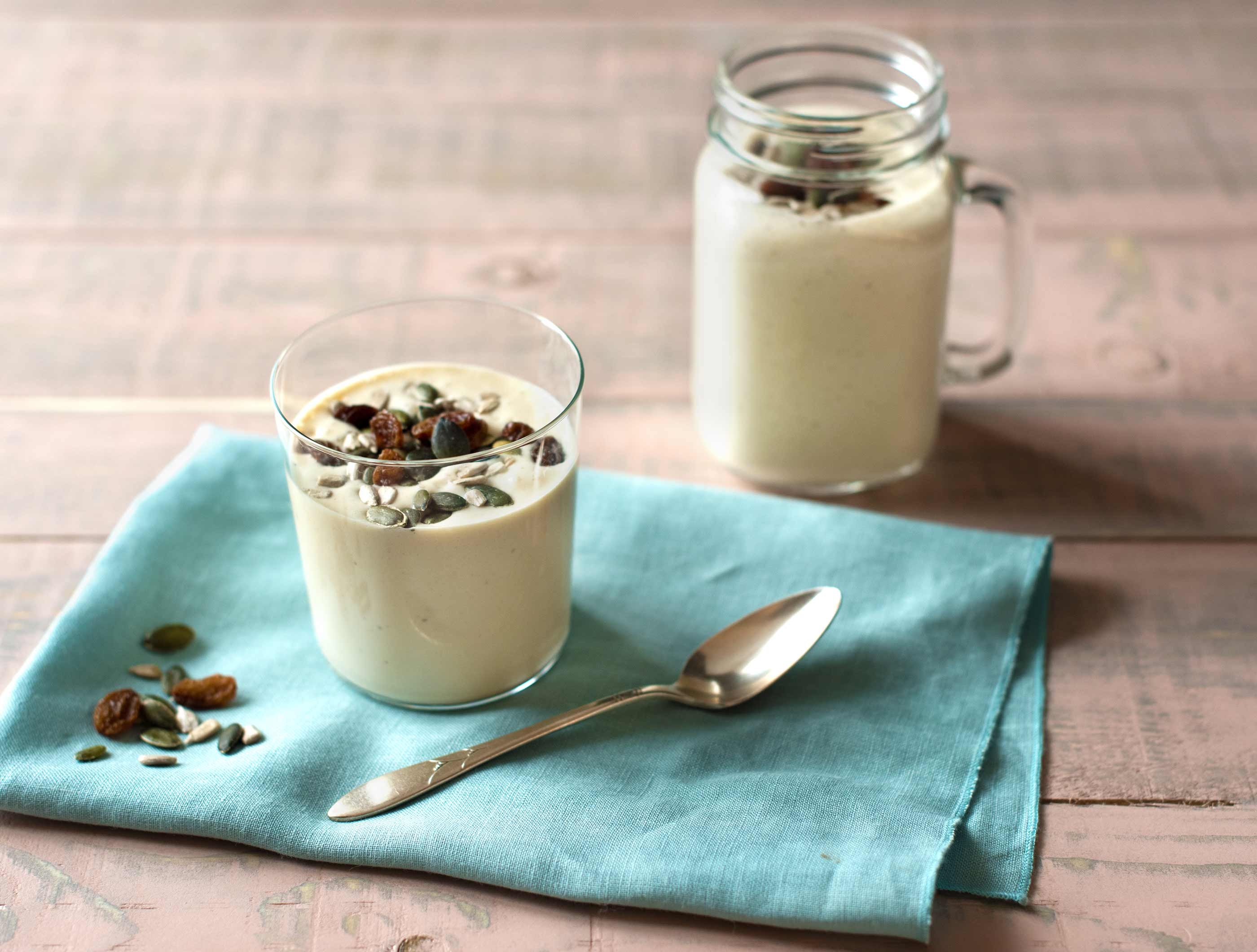 Smoothie banane-kiwi au mélange graines-raisins secs