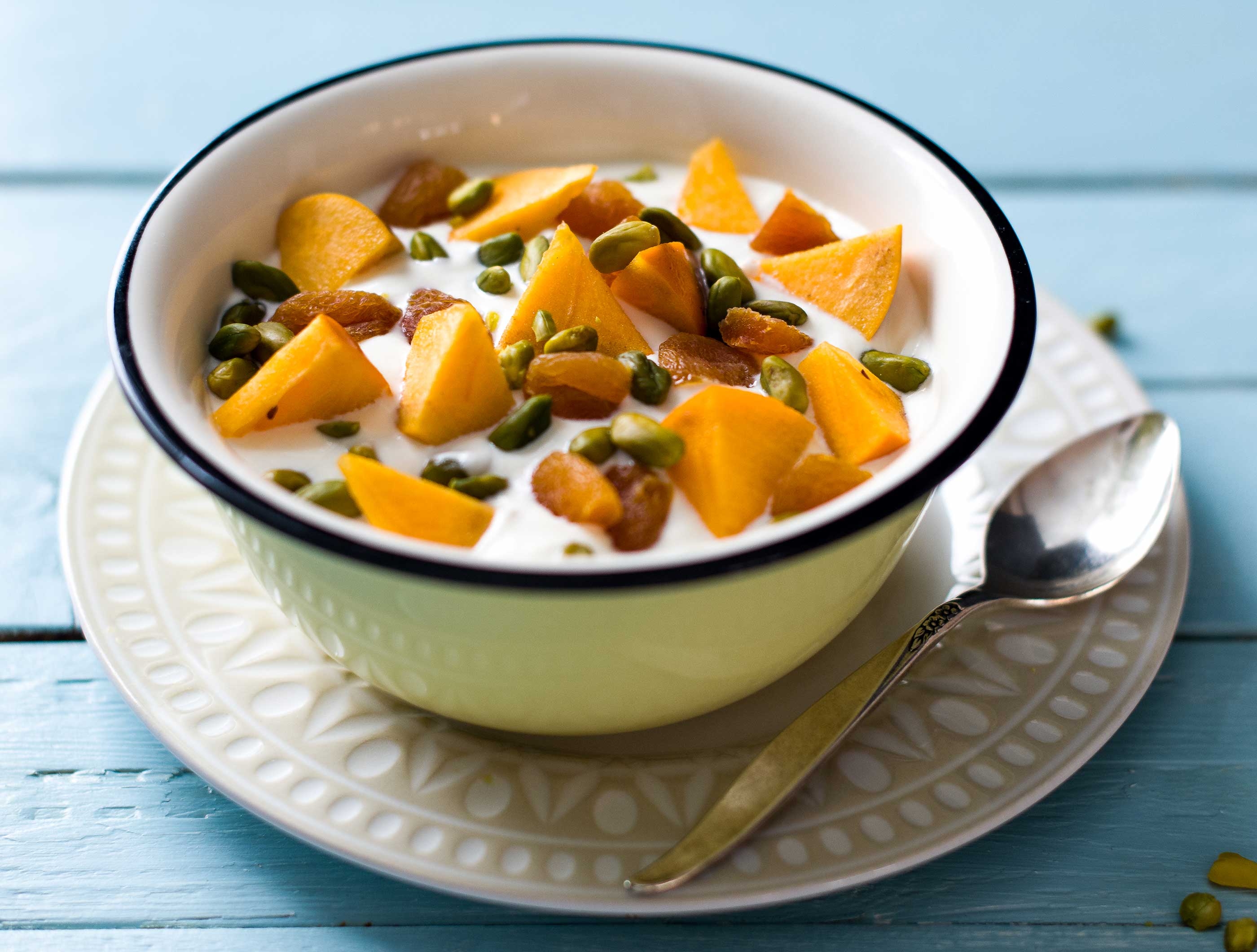 Yaourt au kaki, abricots séchés et pistaches