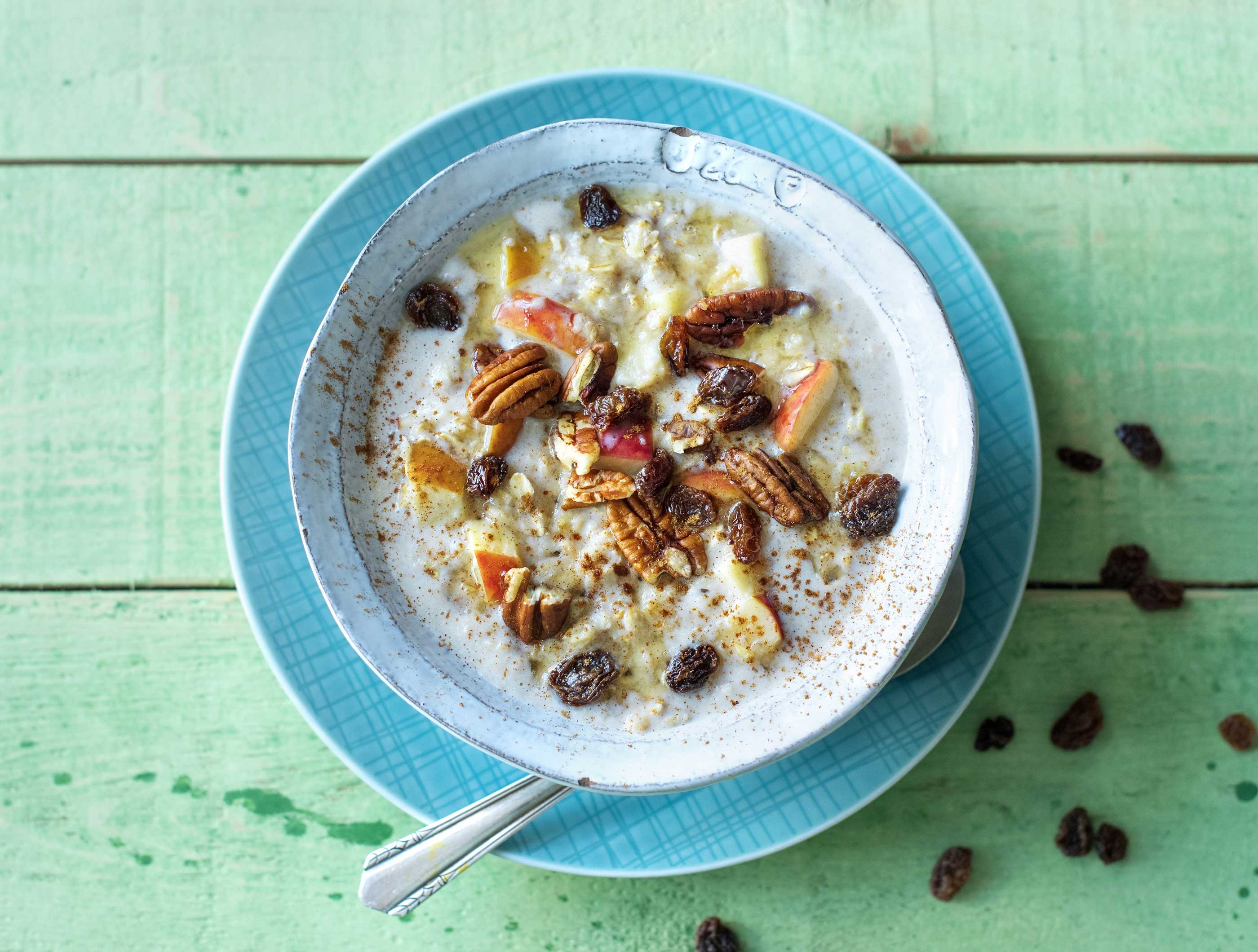 Porridge aux flocons d’avoine, pomme, cannelle, raisins secs et noix de pécan