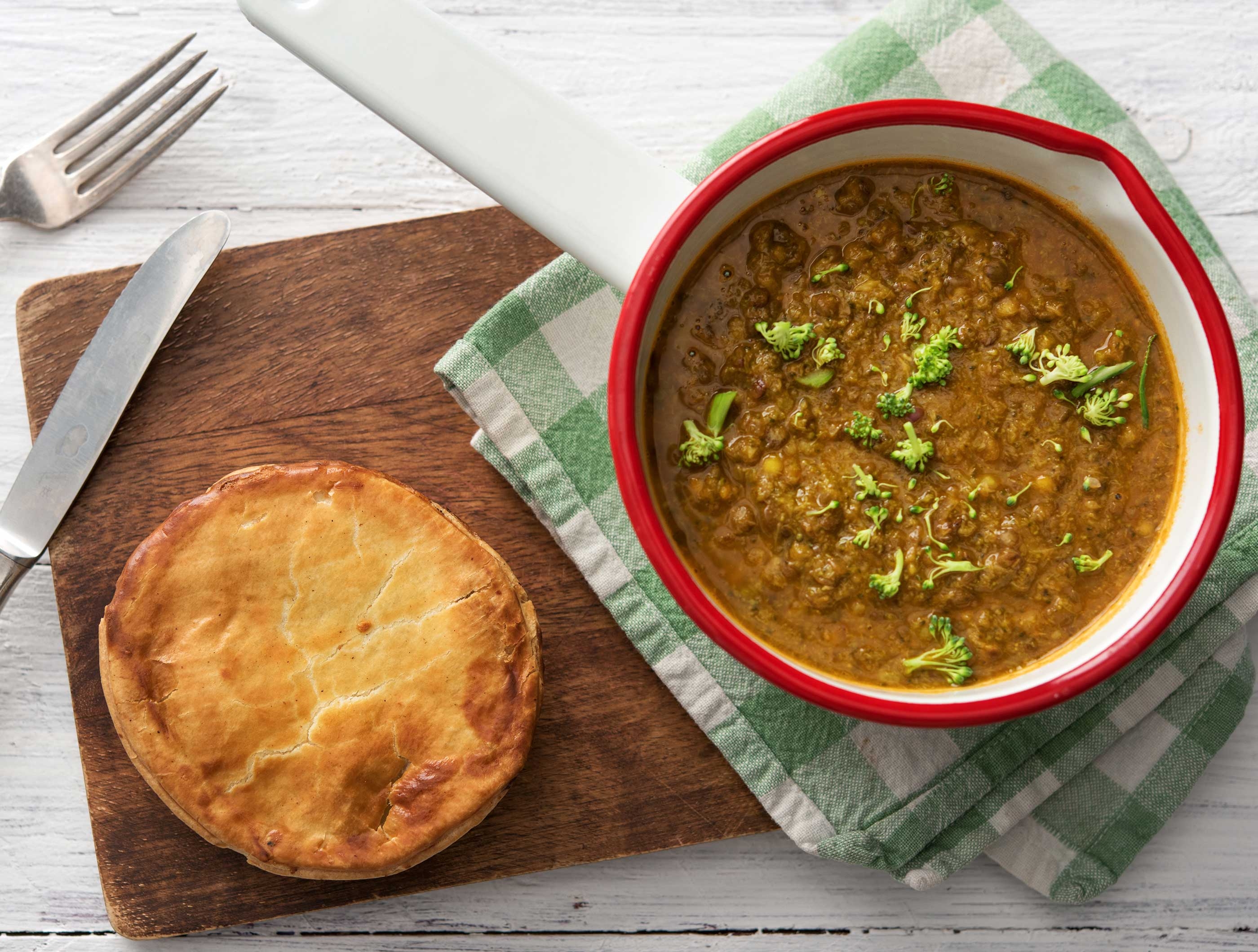 Croustade aux épinards et à la feta, soupe piquante aux brocolis et aux lentilles