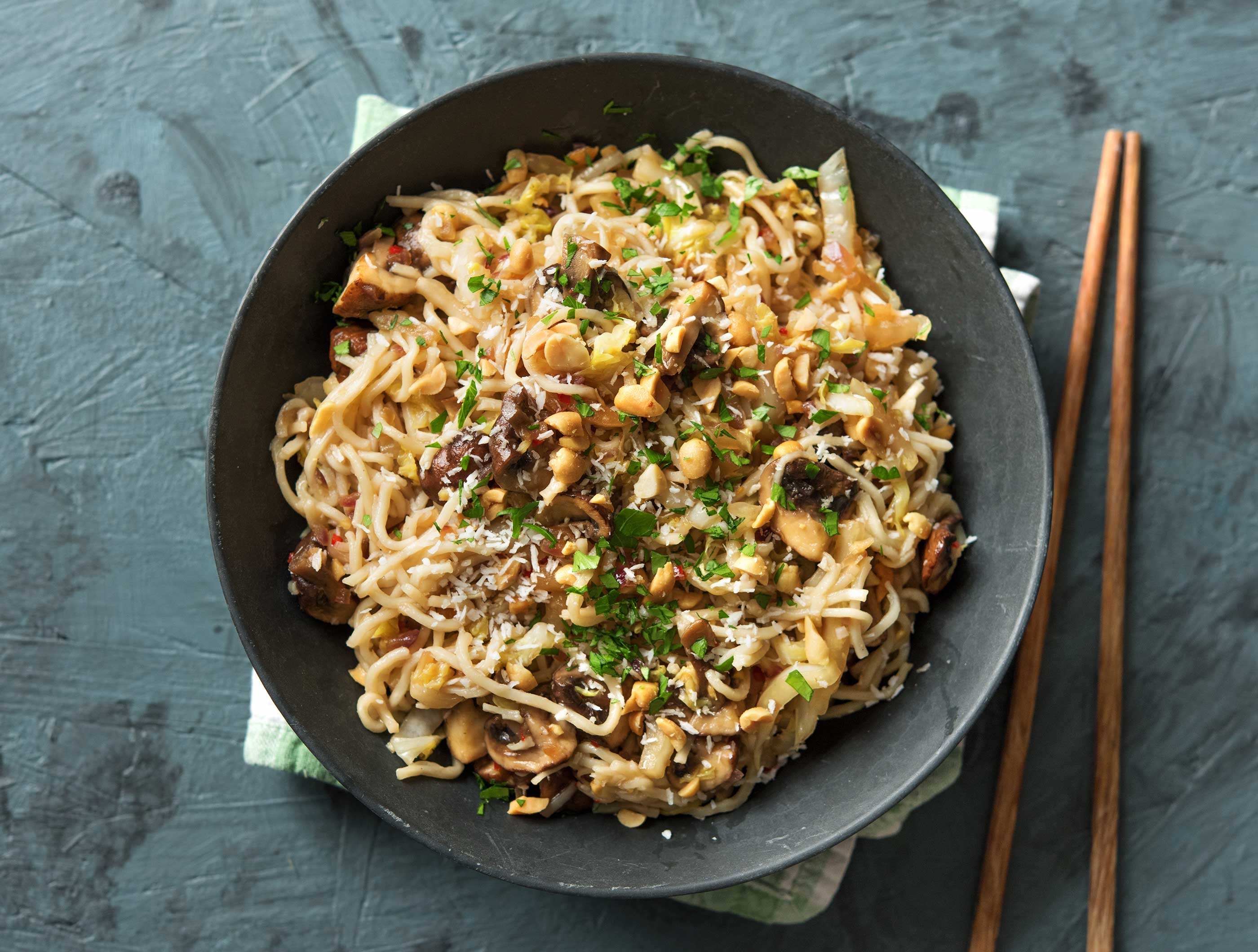 Nouilles aux champignons blonds, chou chinois et noix de coco