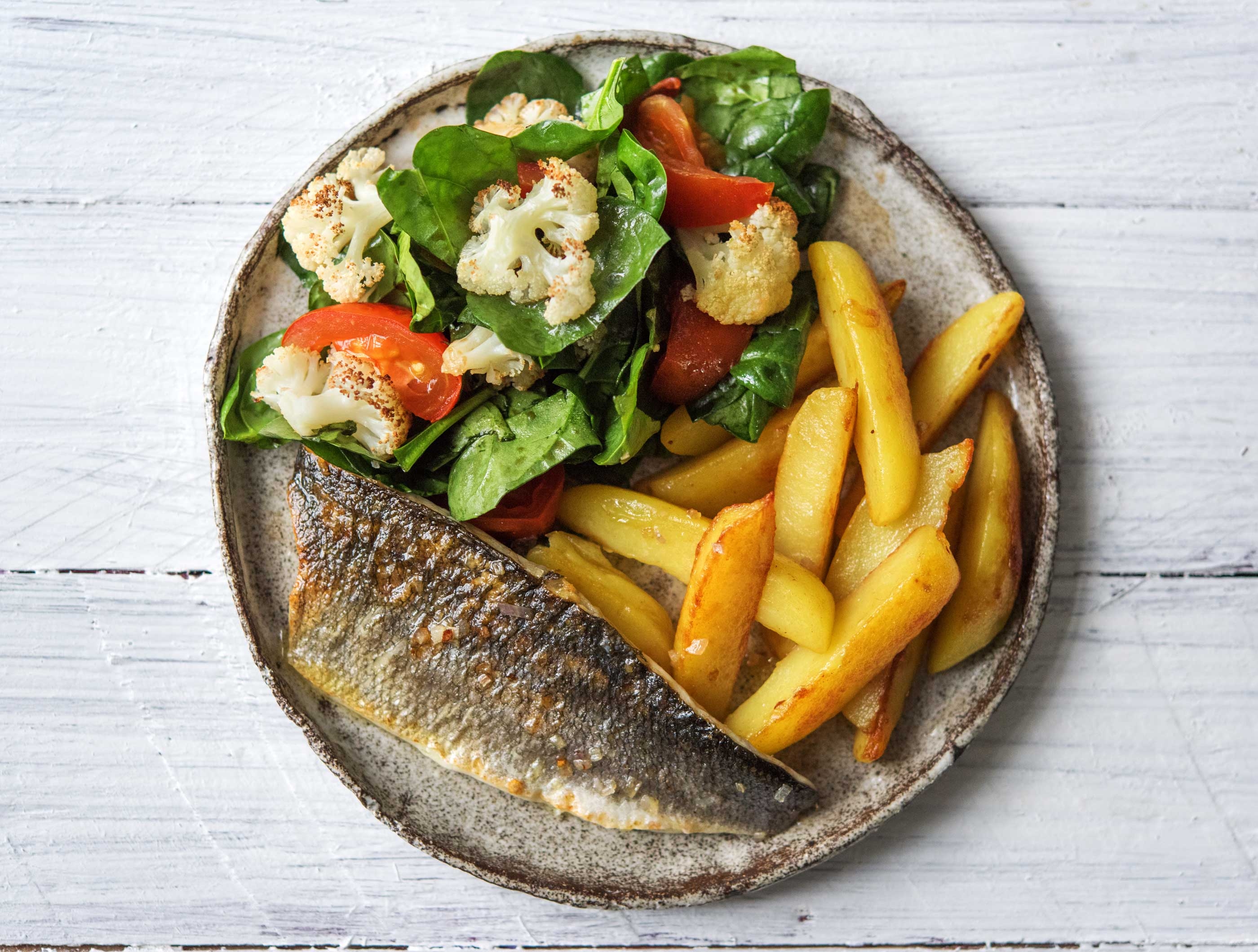 Bar et salade au chou-fleur rôti et aux épinards