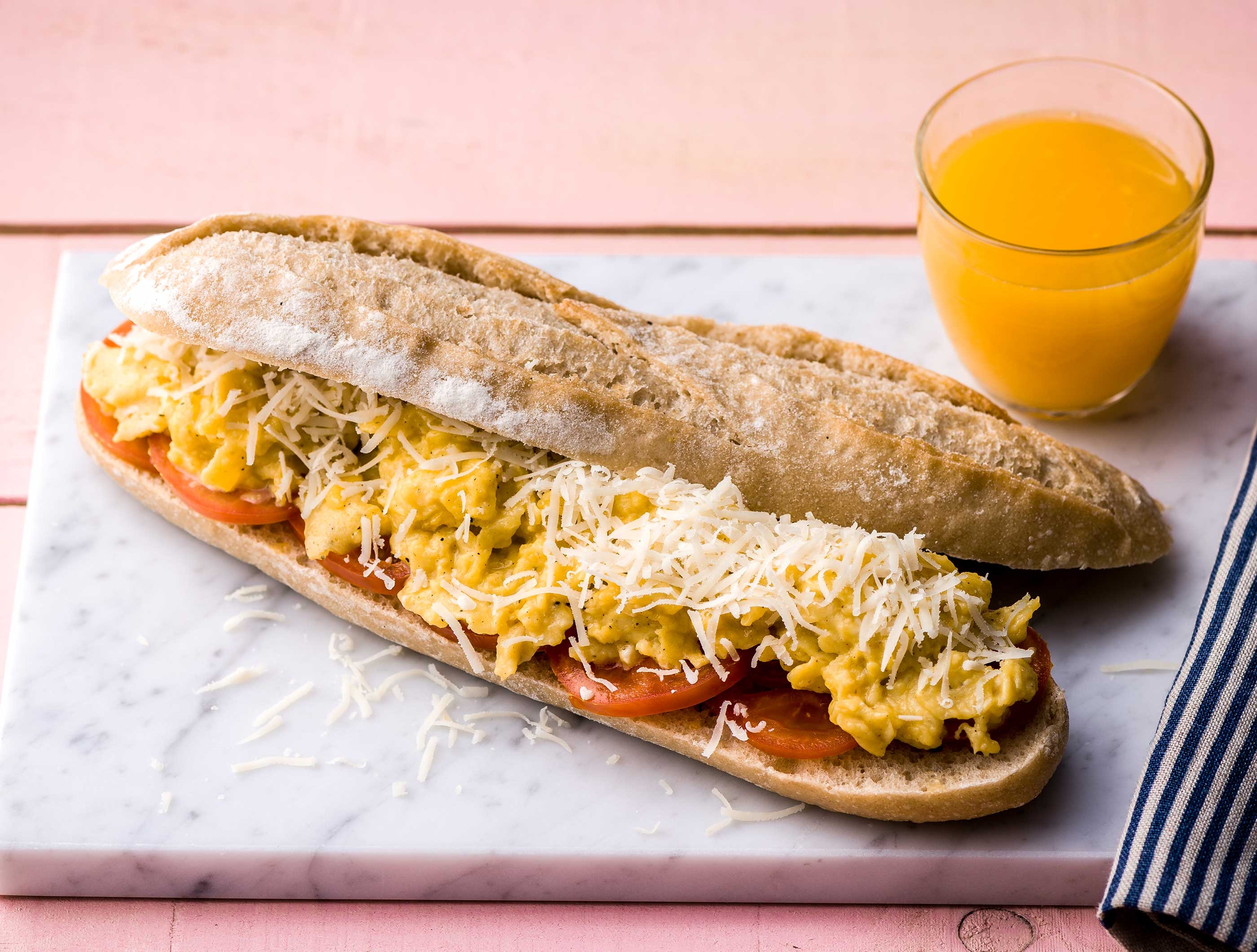 Baguette à l’épeautre, œufs brouillés et gruyère