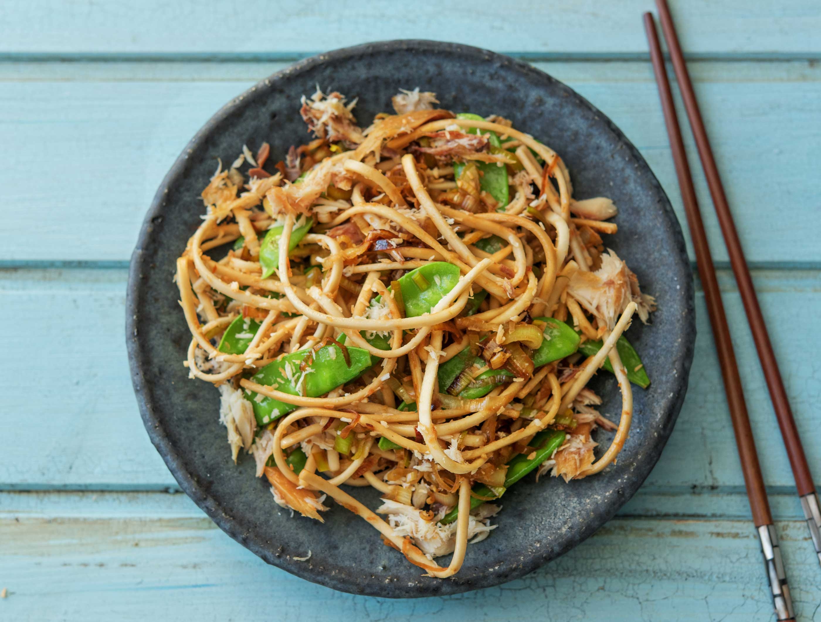 Maquereau fumé à chaud avec nouilles, mange-tout, coco râpée