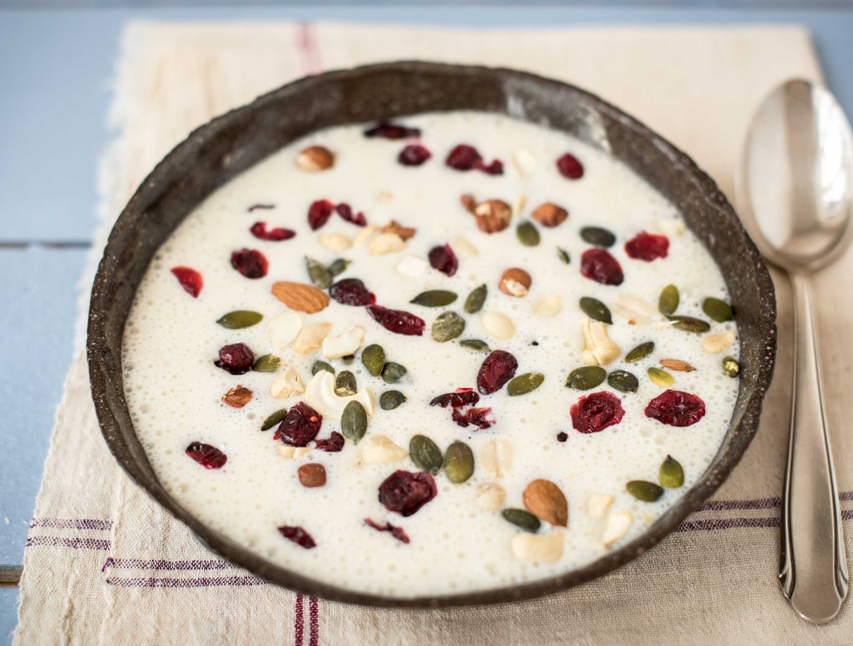 Smoothie aux flocons d’avoine, banane et mélange noix-canneberges