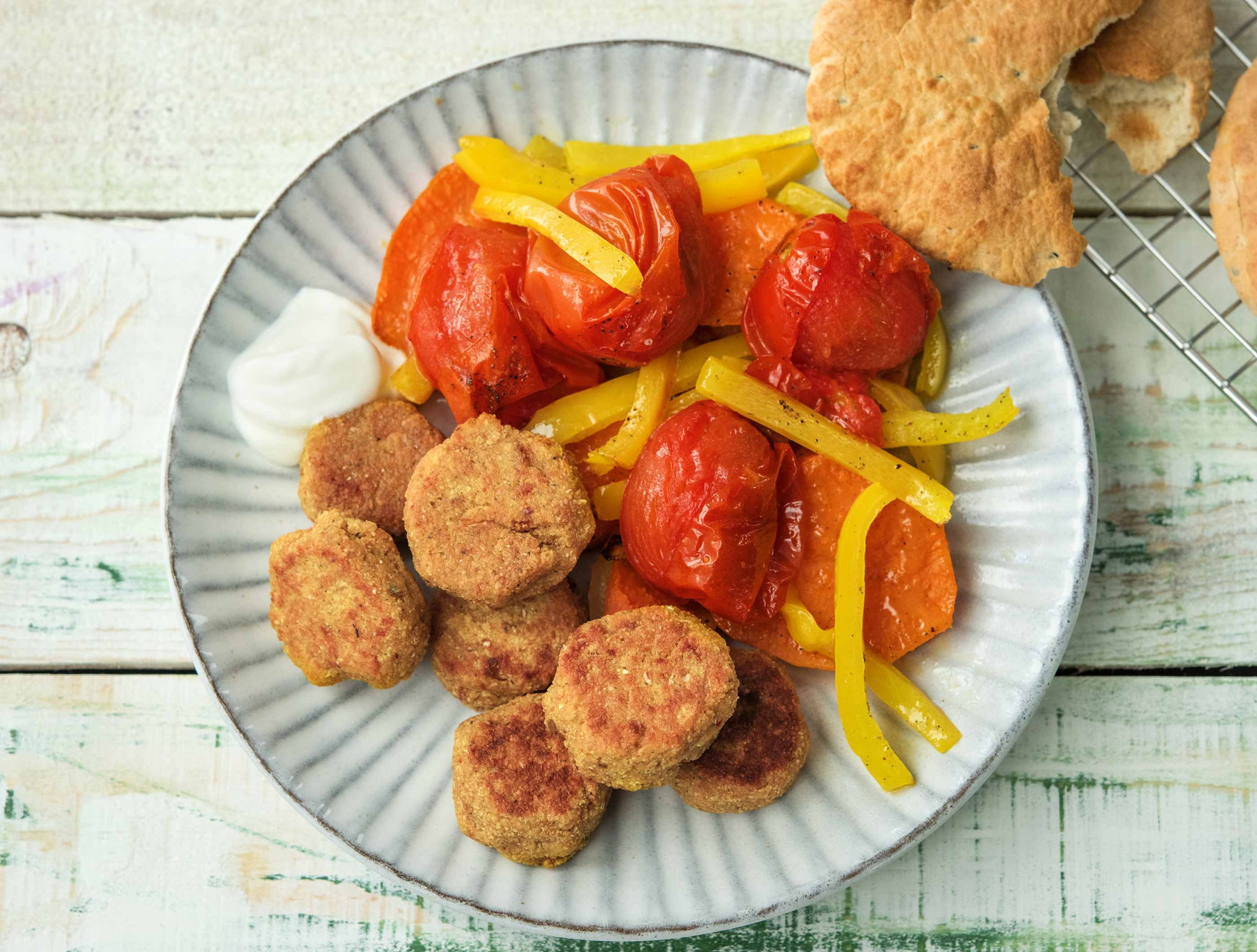 Légumes rôtis à la coriandre, falafels et pain naan