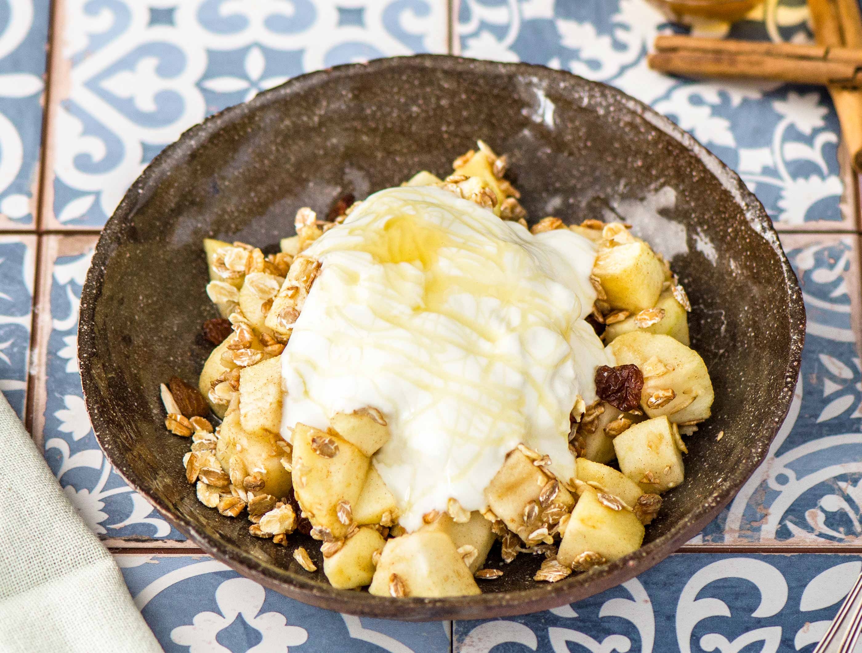 Crumble à la pomme aux raisins secs et au muesli