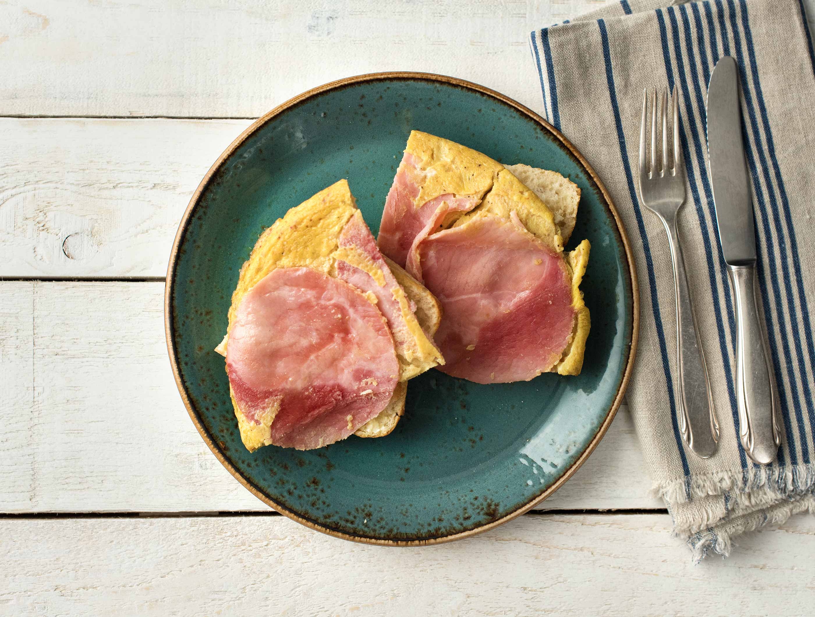 Omelette au jambon et petit pain