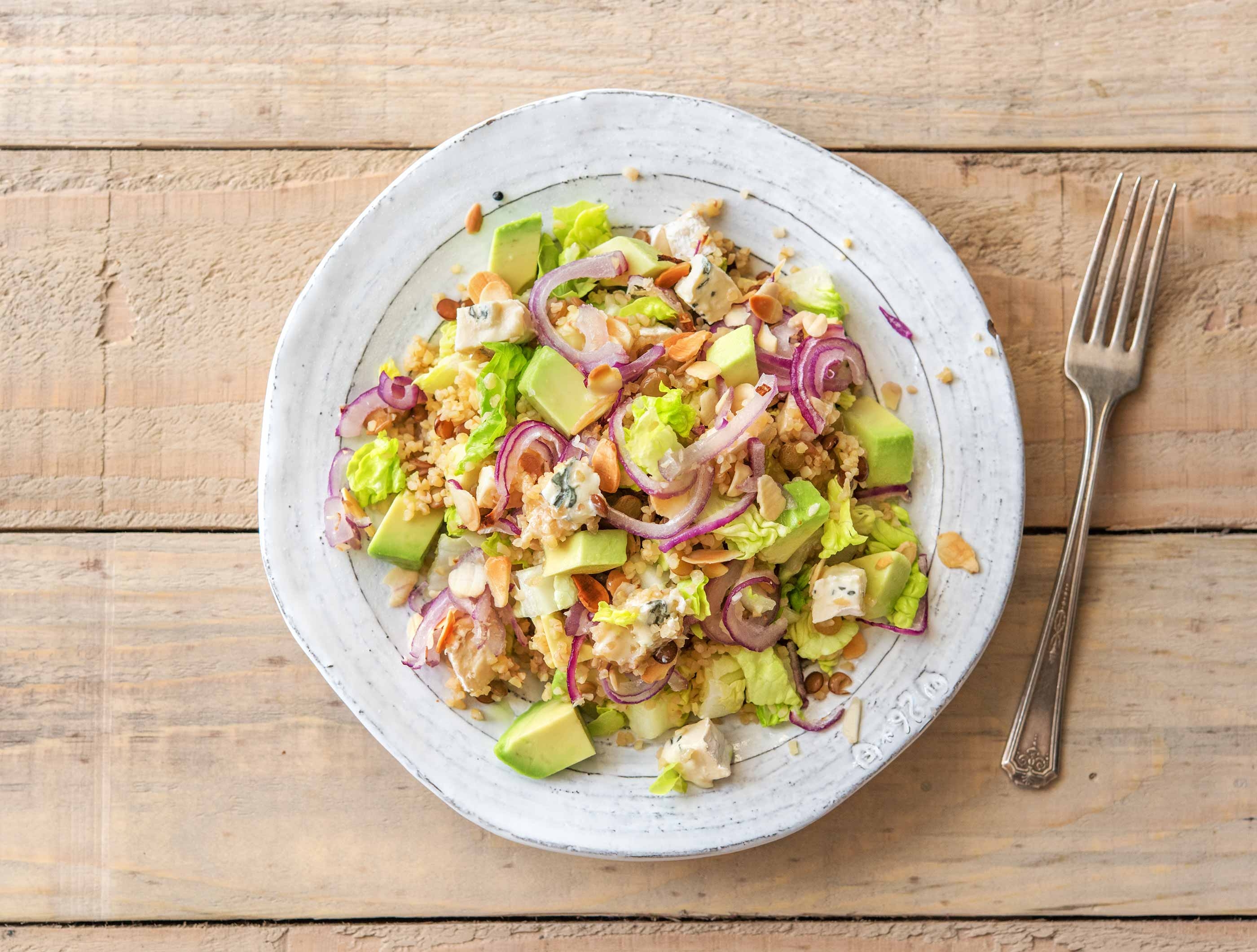 Salade au boulgour et aux lentilles, fromage bleu, avocat et amandes