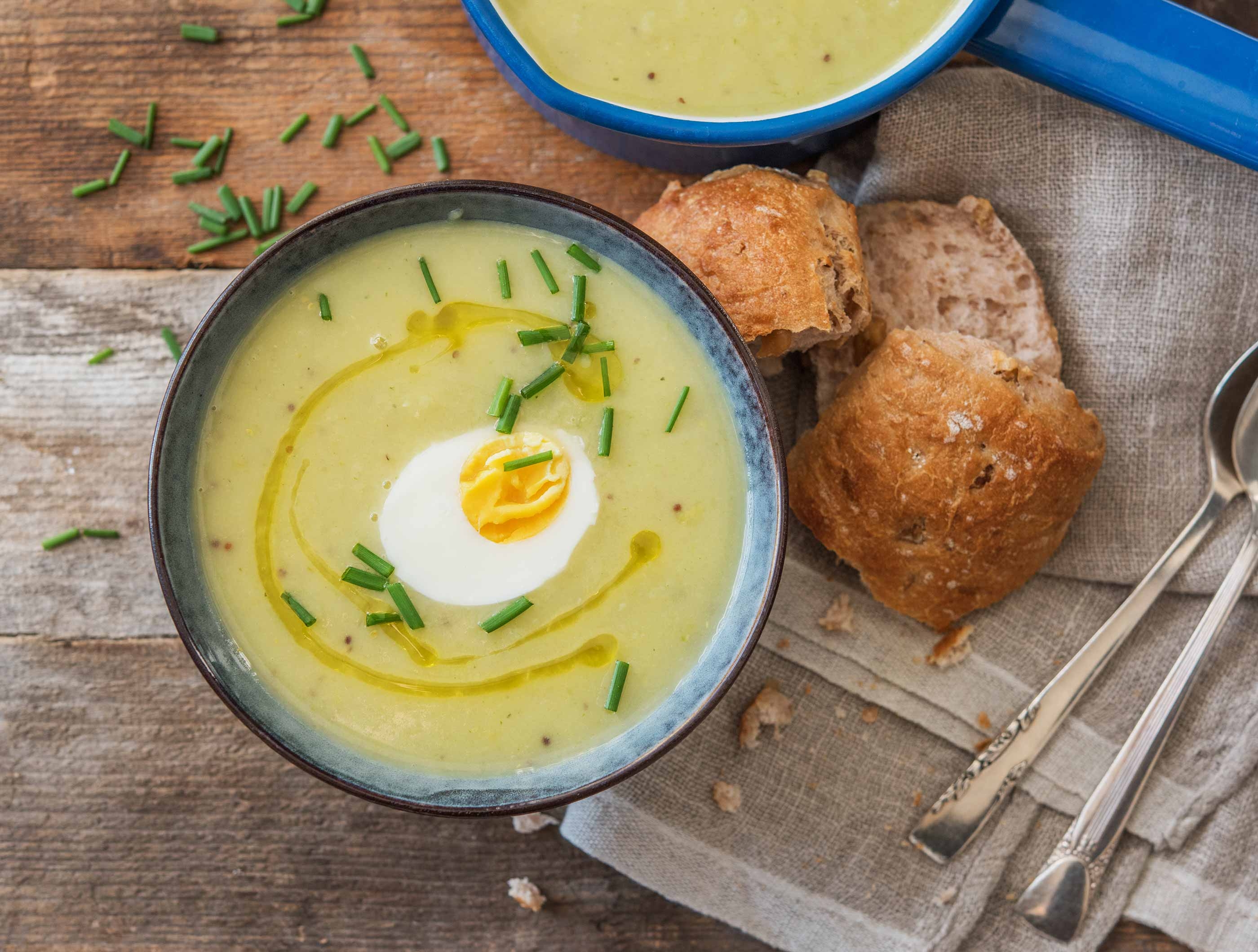 Soupe fenouil-poireau, œuf mollet et pain aux noix