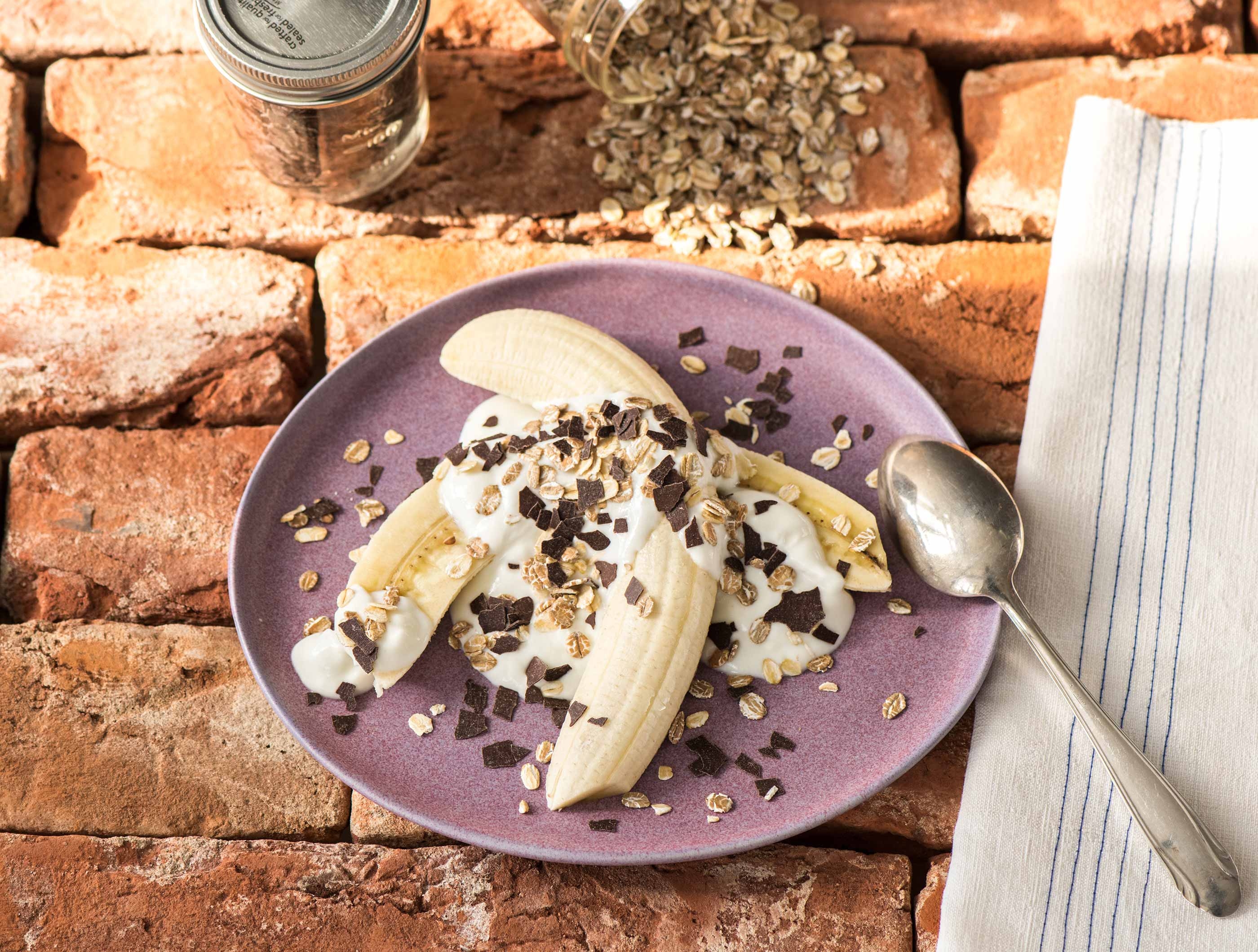 Banana split au yaourt et aux copeaux de chocolat