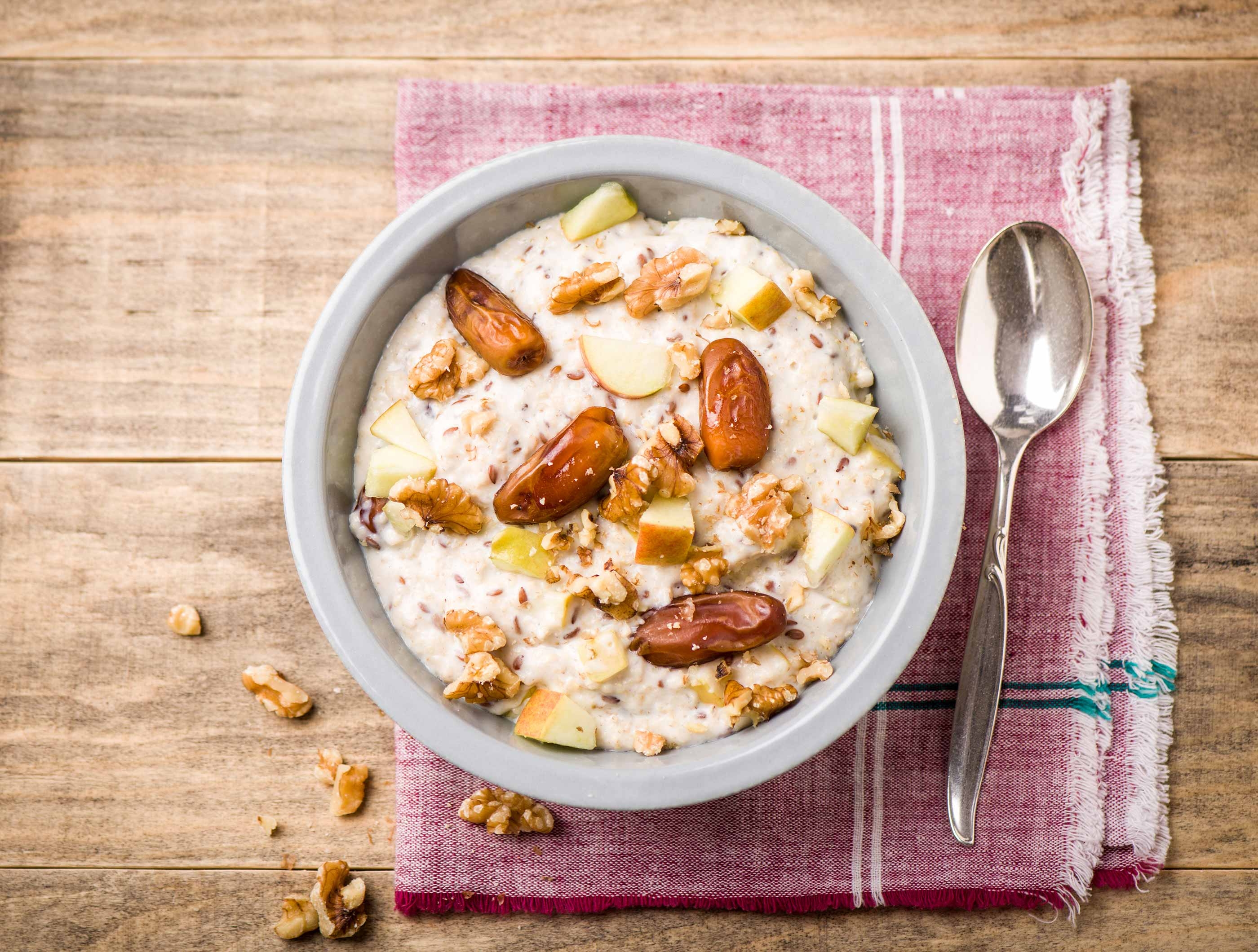 Flocons d’avoine à la pomme, aux dattes et aux noix