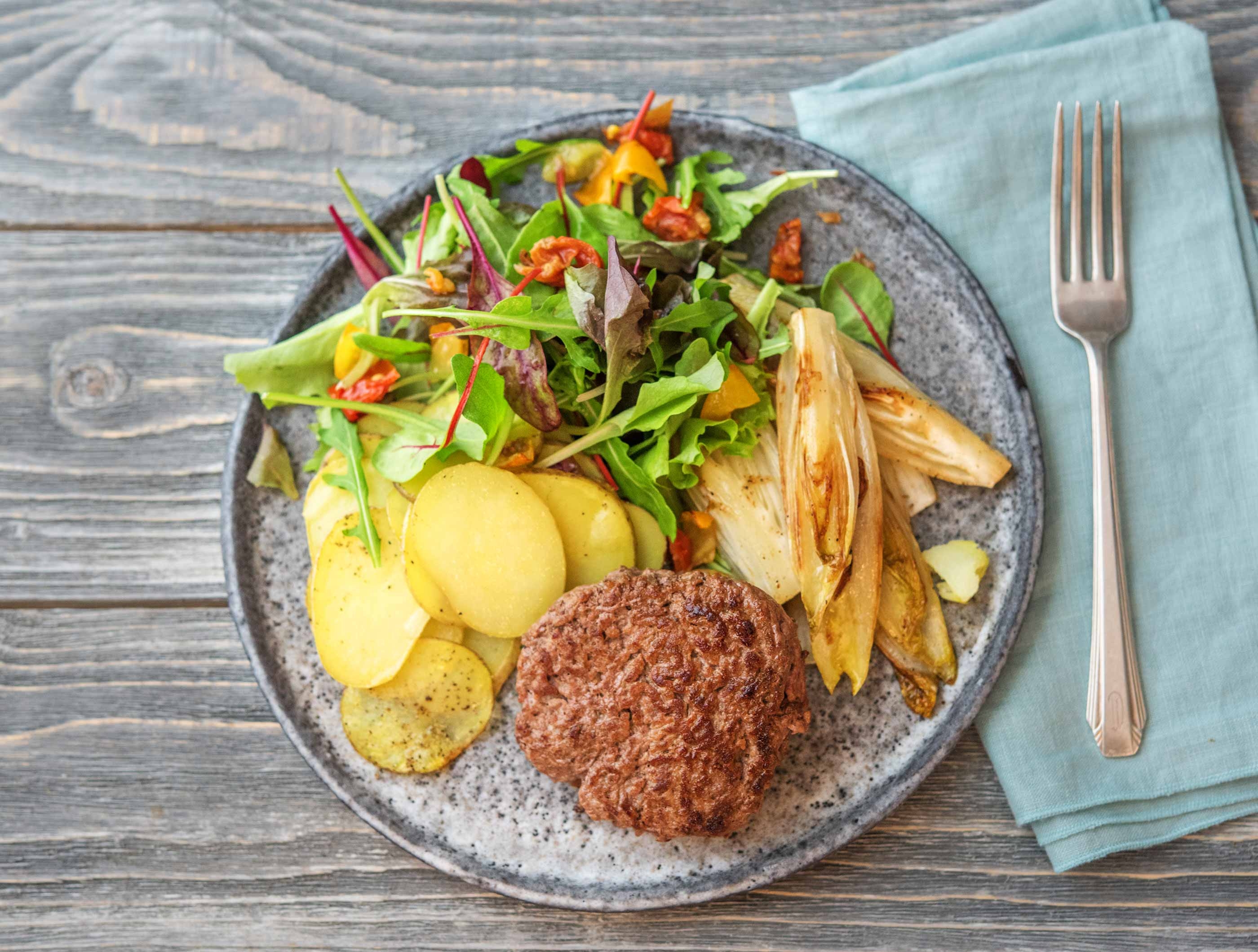Tartare de bœuf aux chicons caramélisés, grenailles et salade fraîche