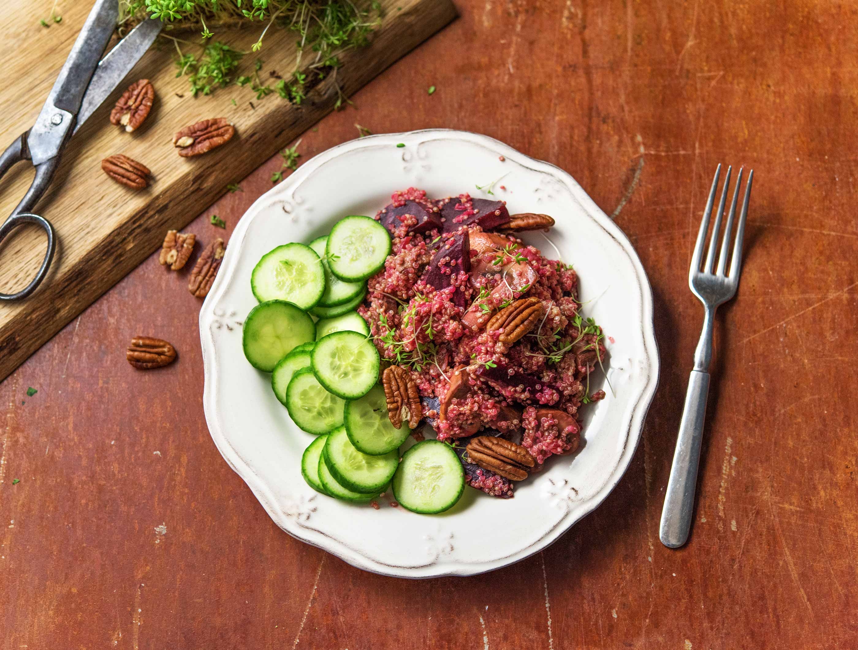 Quinoa aux betteraves rouges, concombre et noix de pécan