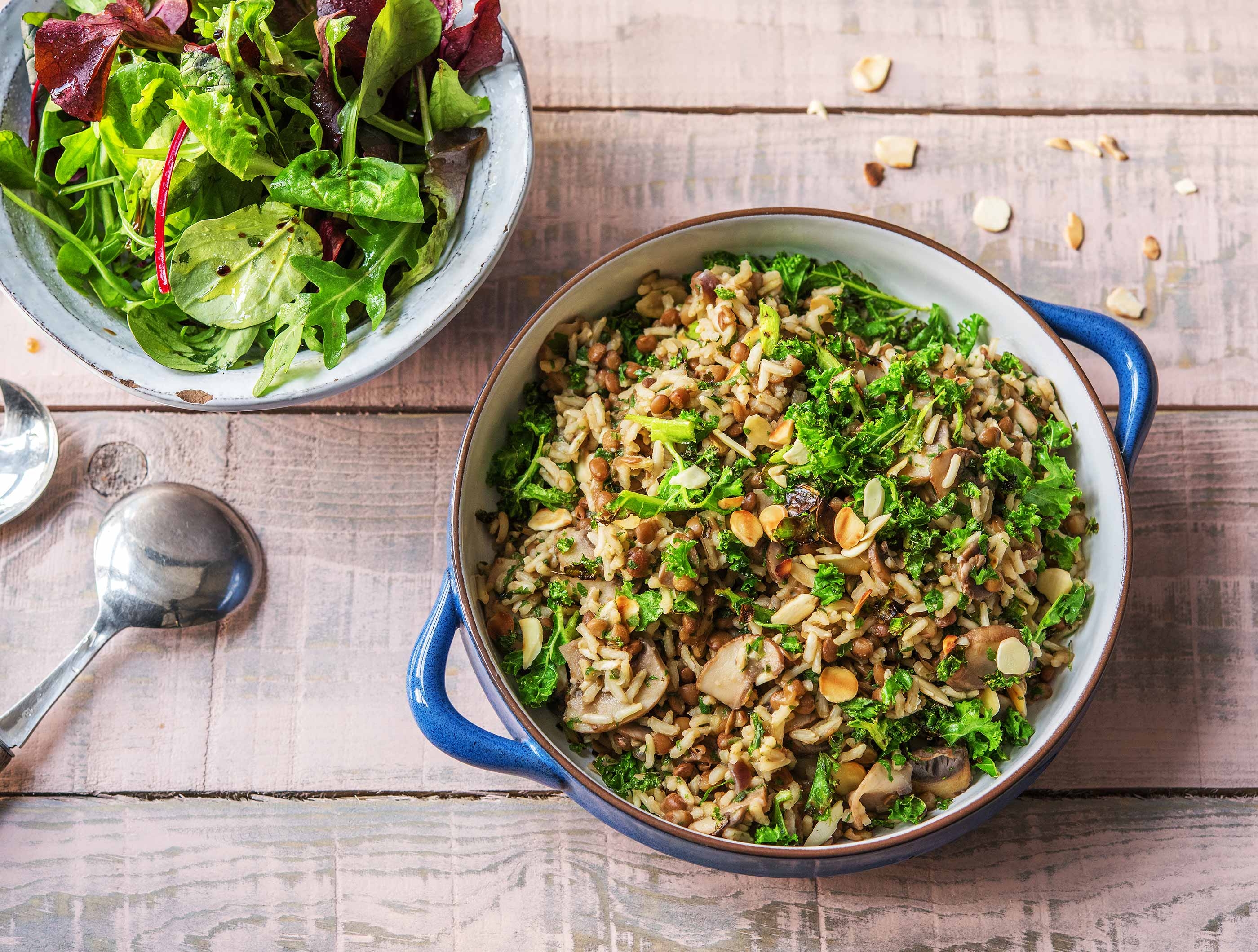 Riz épicé aux amandes avec lentilles et chou frisé