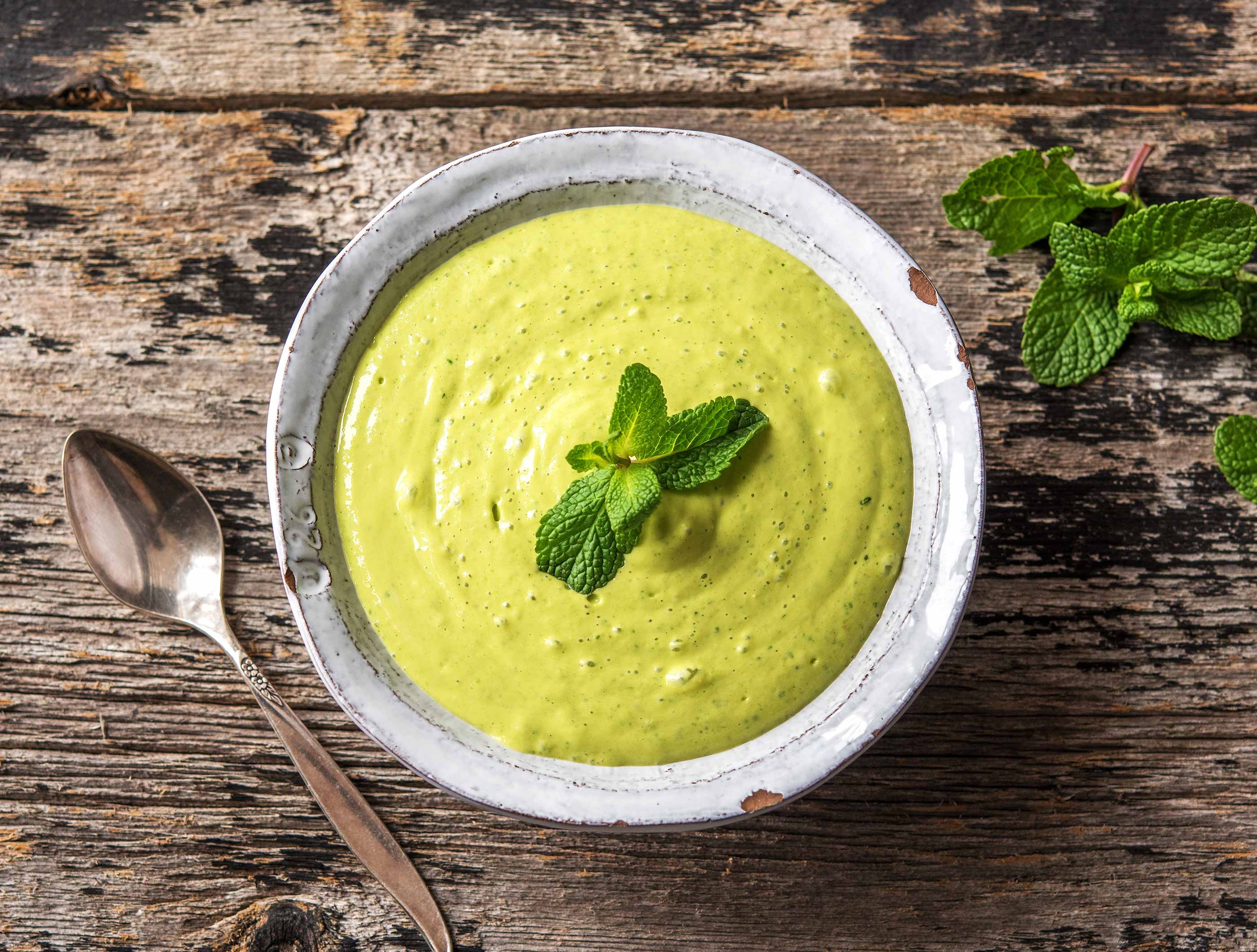 Smoothie bowl aux noix de cajou et à la menthe fraîche