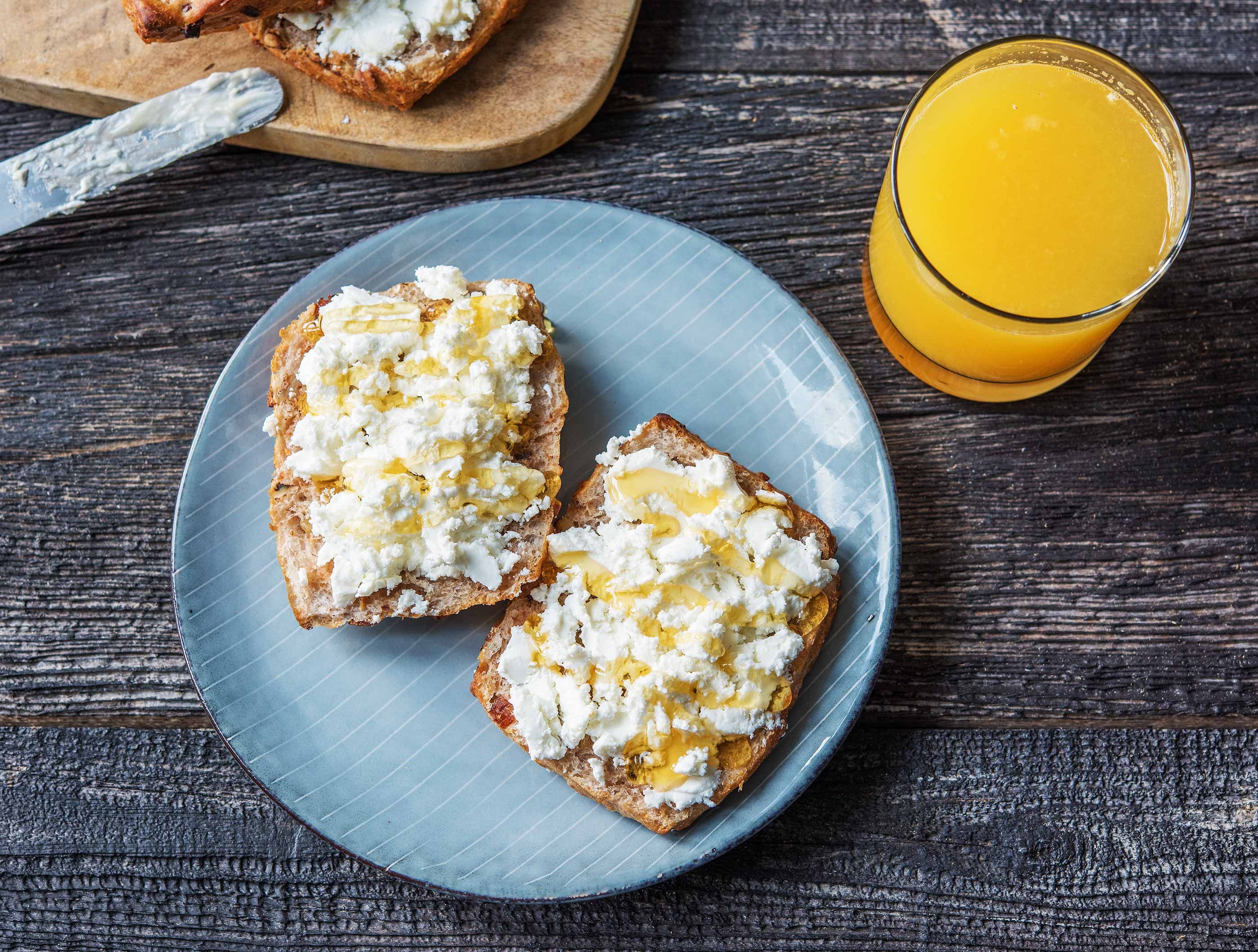 Pain aux noix au fromage de chèvre et au miel