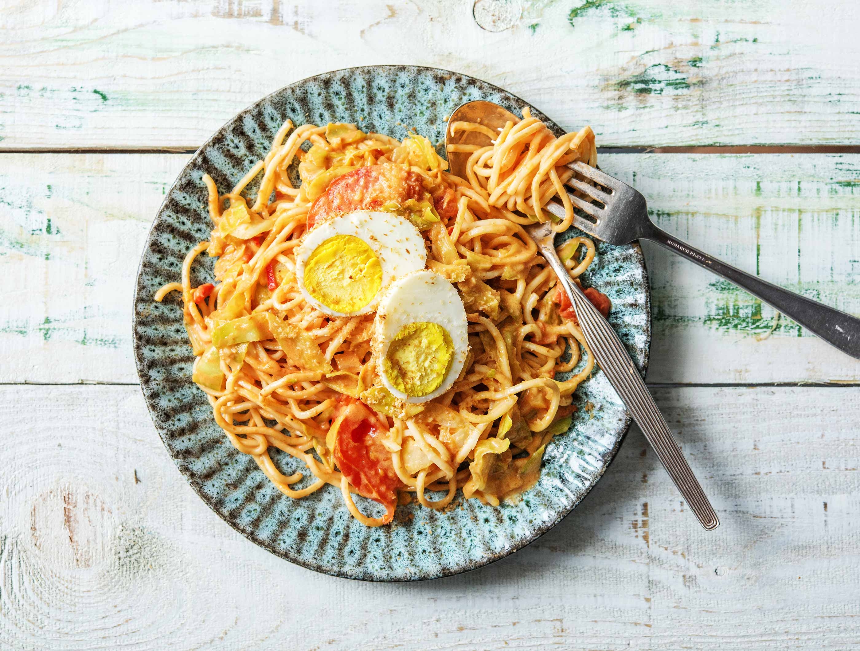 Curry de tomate onctueux aux nouilles et à l’œuf coco