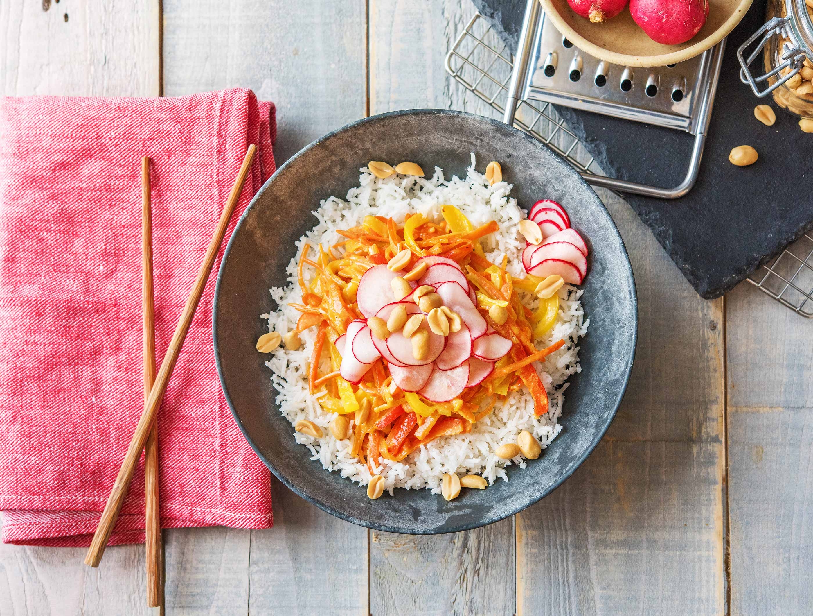 Riz, légumes au beurre de cacahuète et à la coco, radis aigre-doux