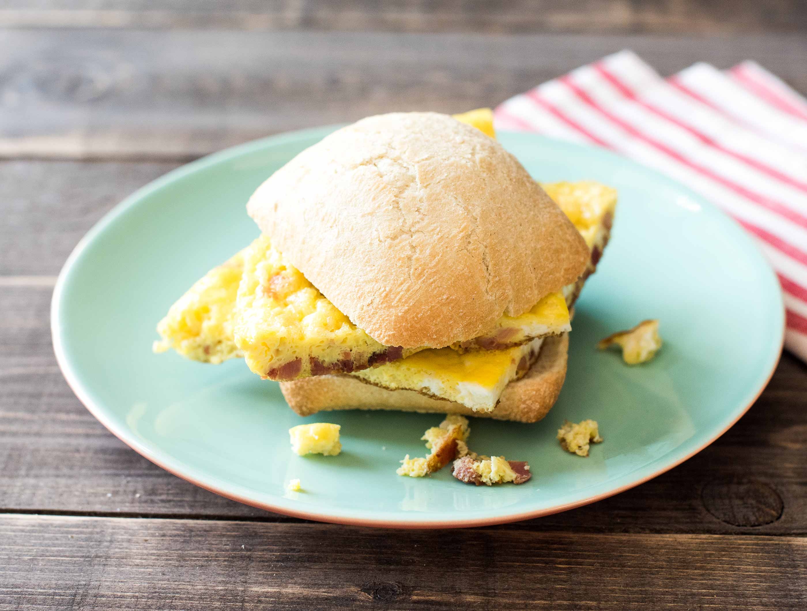 Ciabatta, omelette au bacon et ciboulette