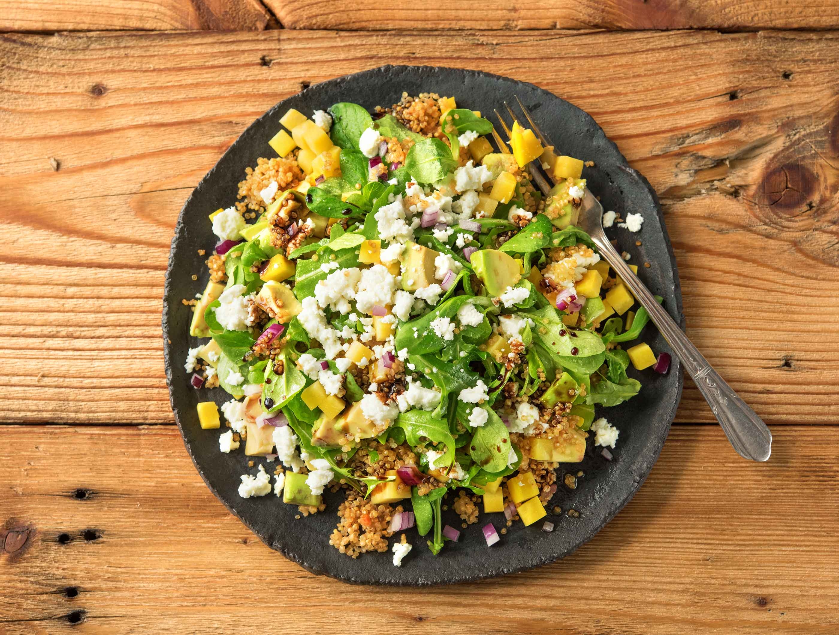 Salade de quinoa chaude aux betteraves jaunes et à l'avocat