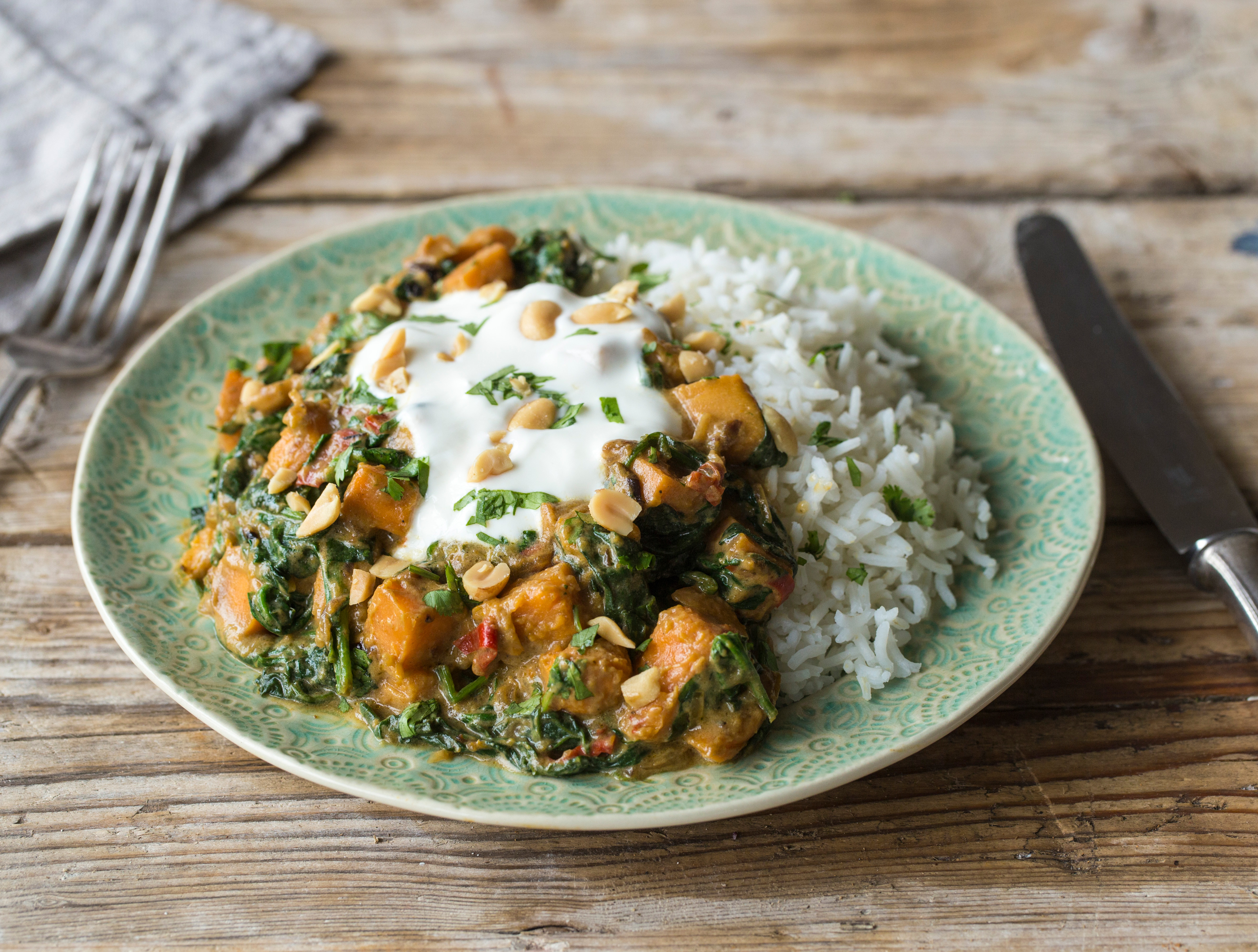 Curry d'épinards et de patates douces aux cacahuètes et au yaourt