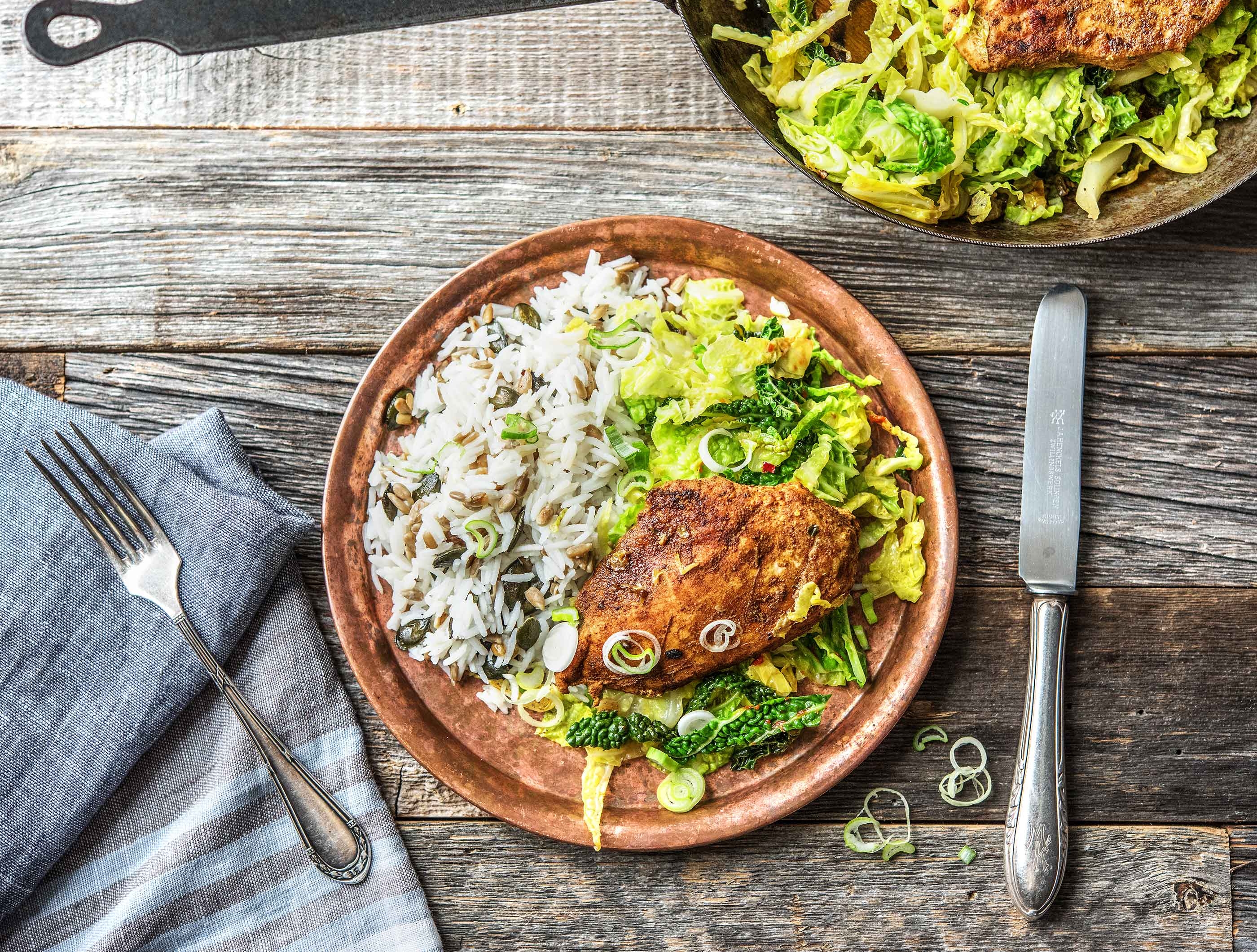 Chou de Milan à l’étuvée, riz aux graines et poulet aux 5 épices