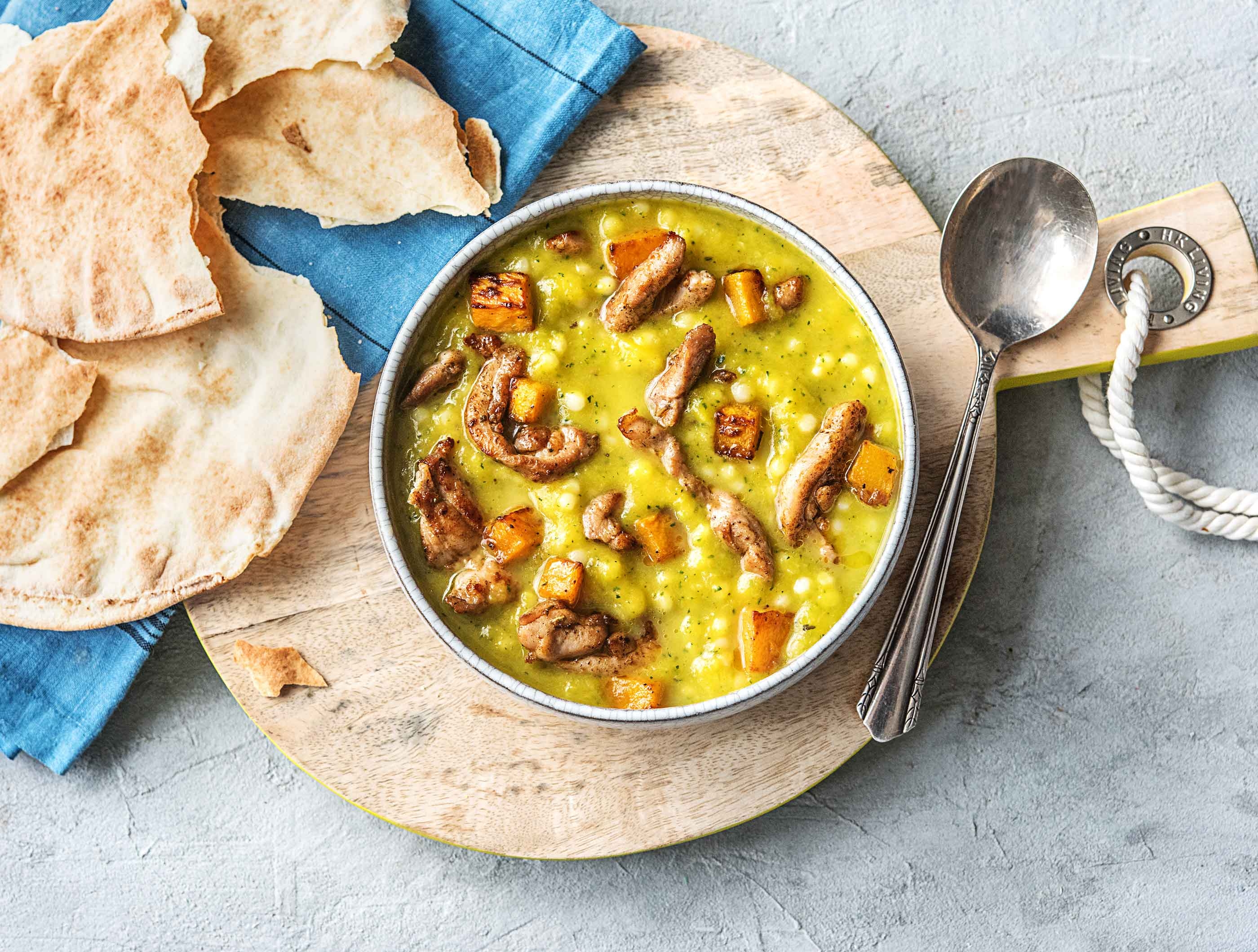 Soupe turque avec du poulet au ras-el-hanout