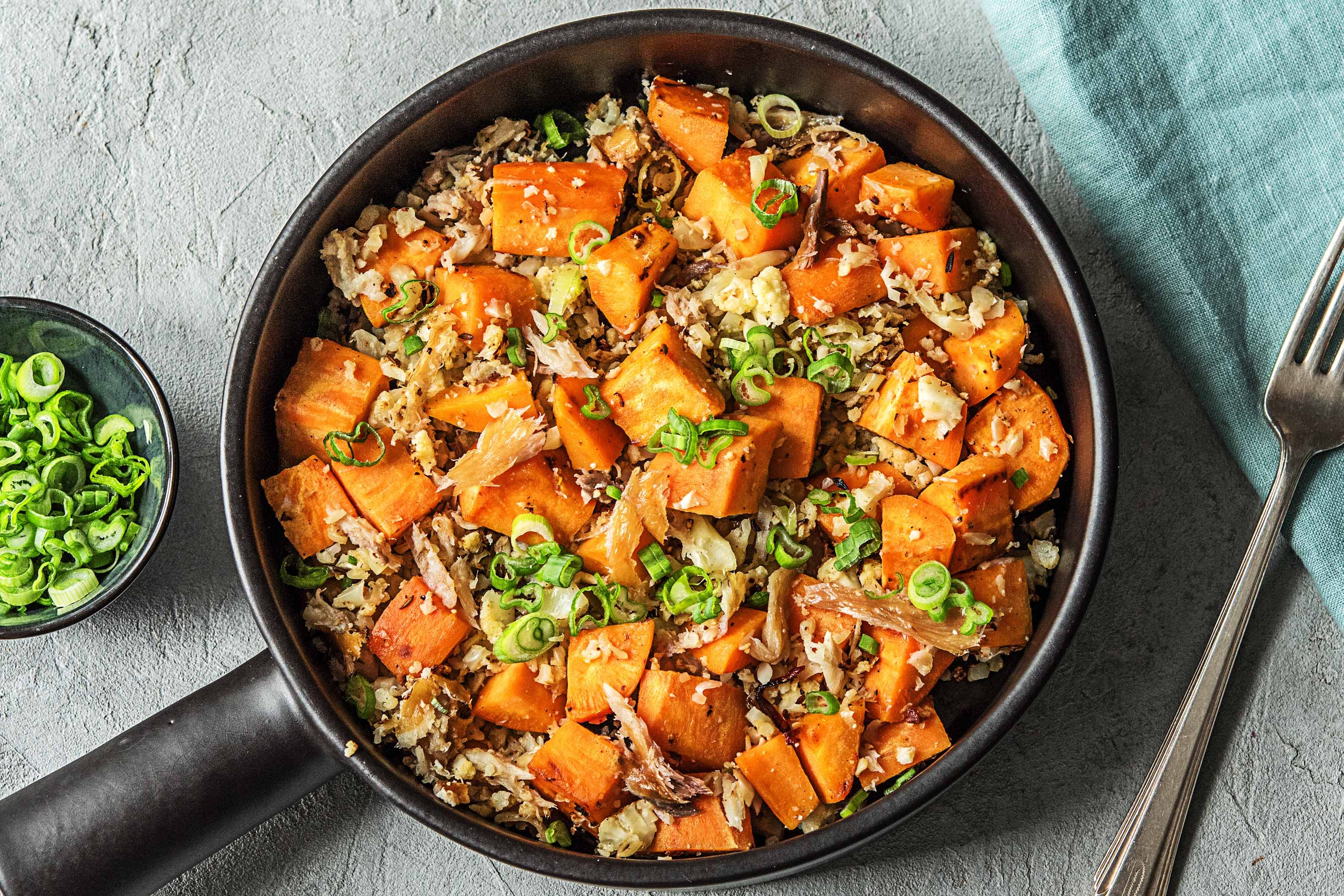 Riz de chou-fleur au maquereau fumé et aux patates douces