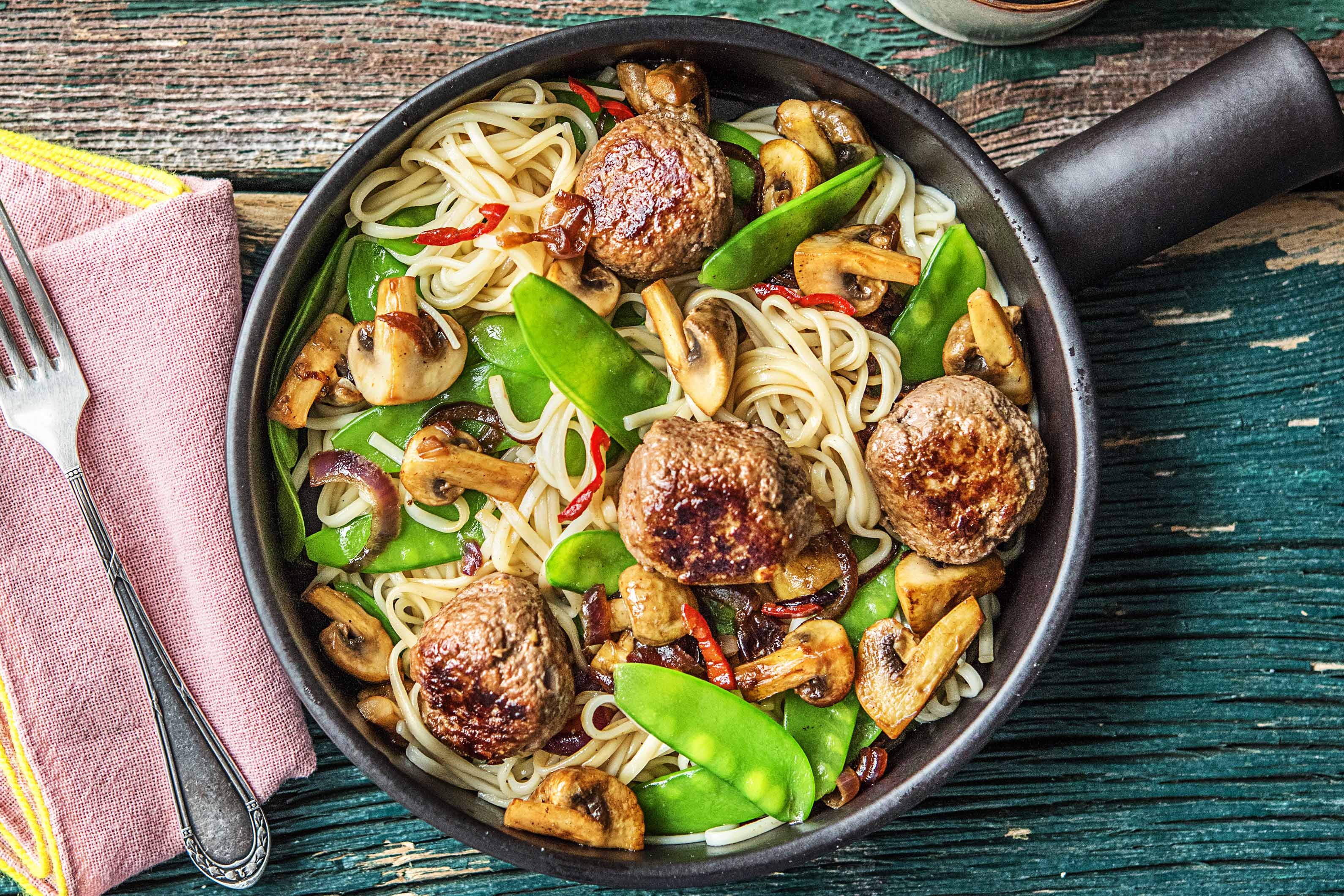 Salade de nouilles et boulettes de boeuf aux cacahuètes