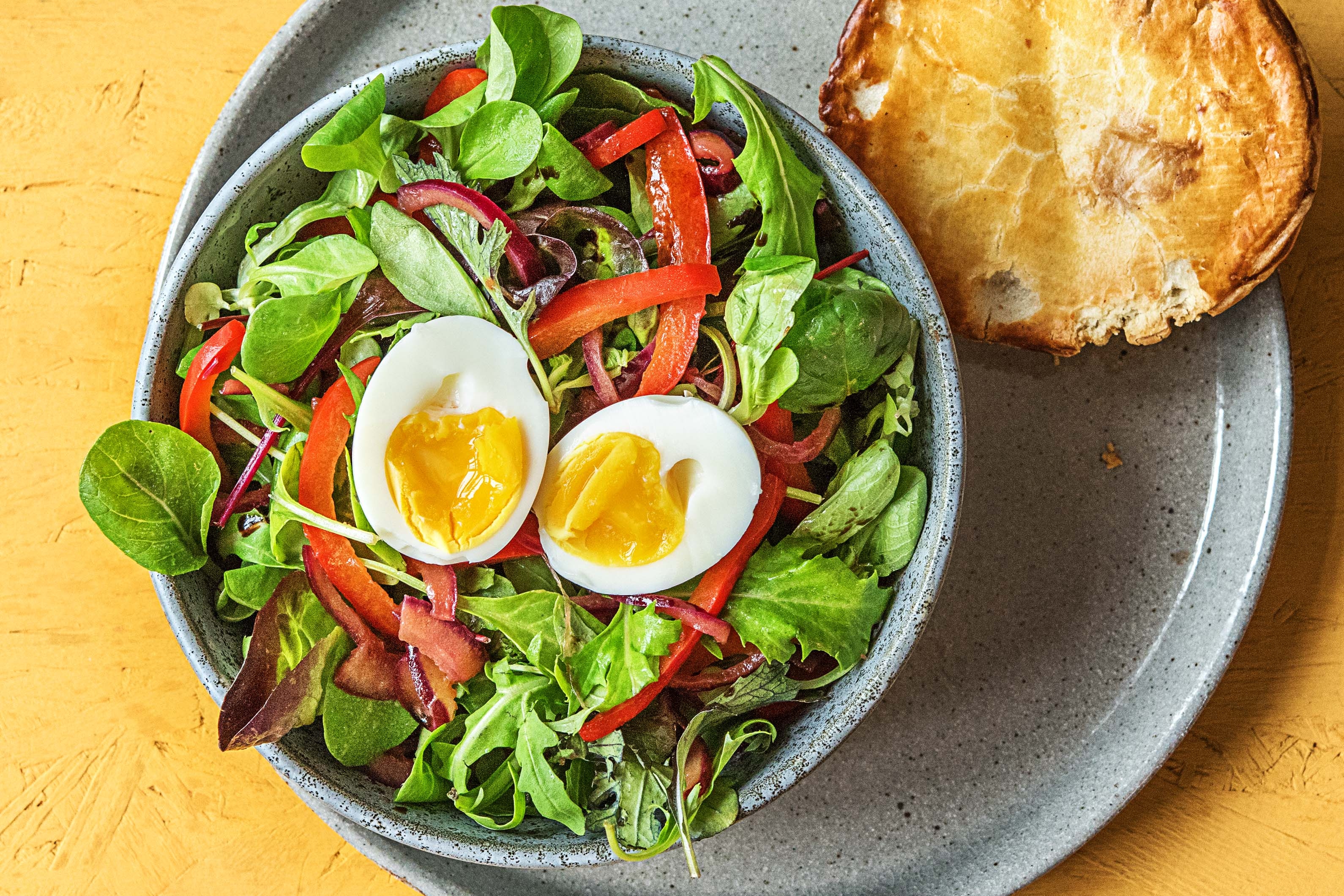 Tartelette d'asperges et salade au poivron