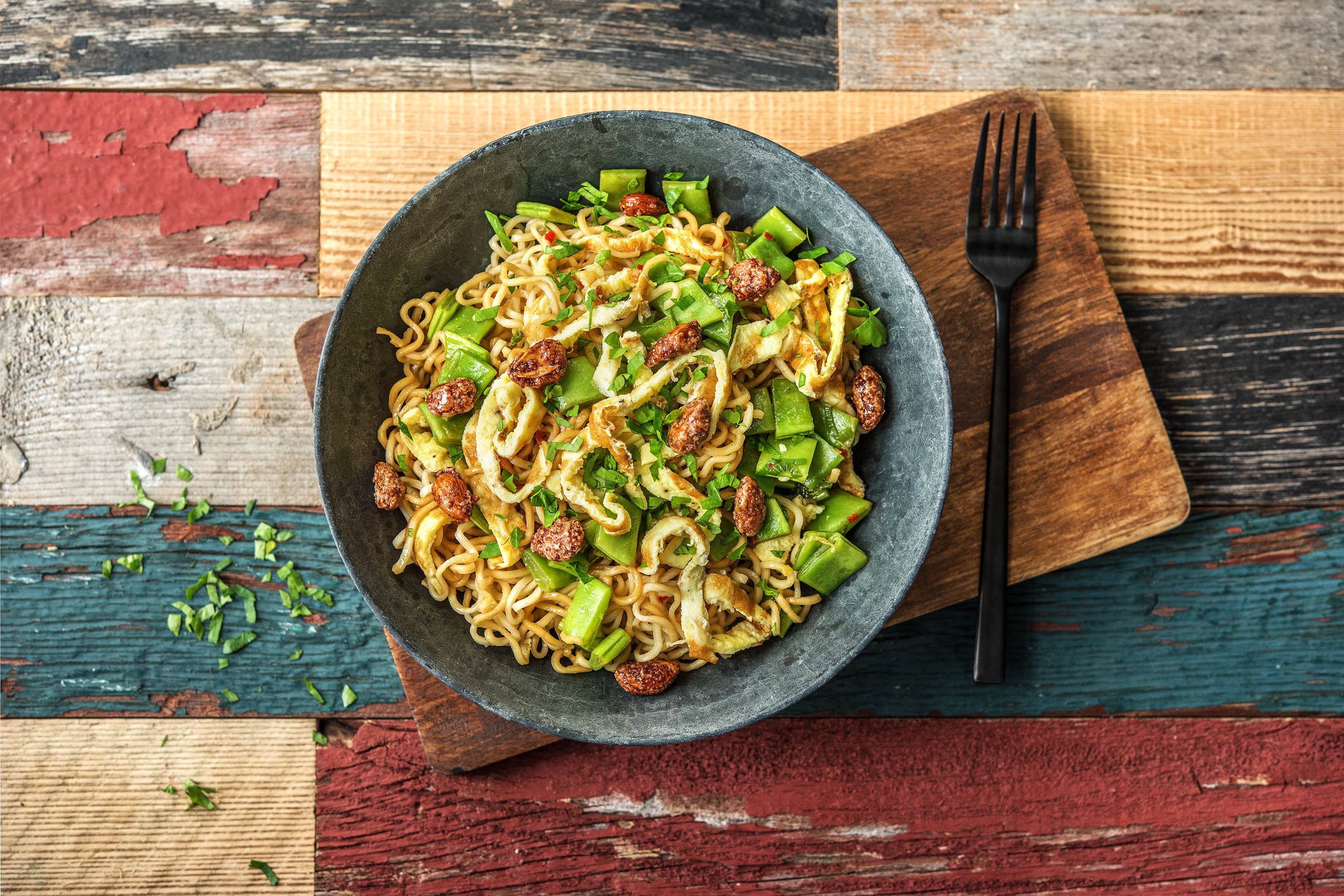 Nouilles thaïes aux tranches d'omelette